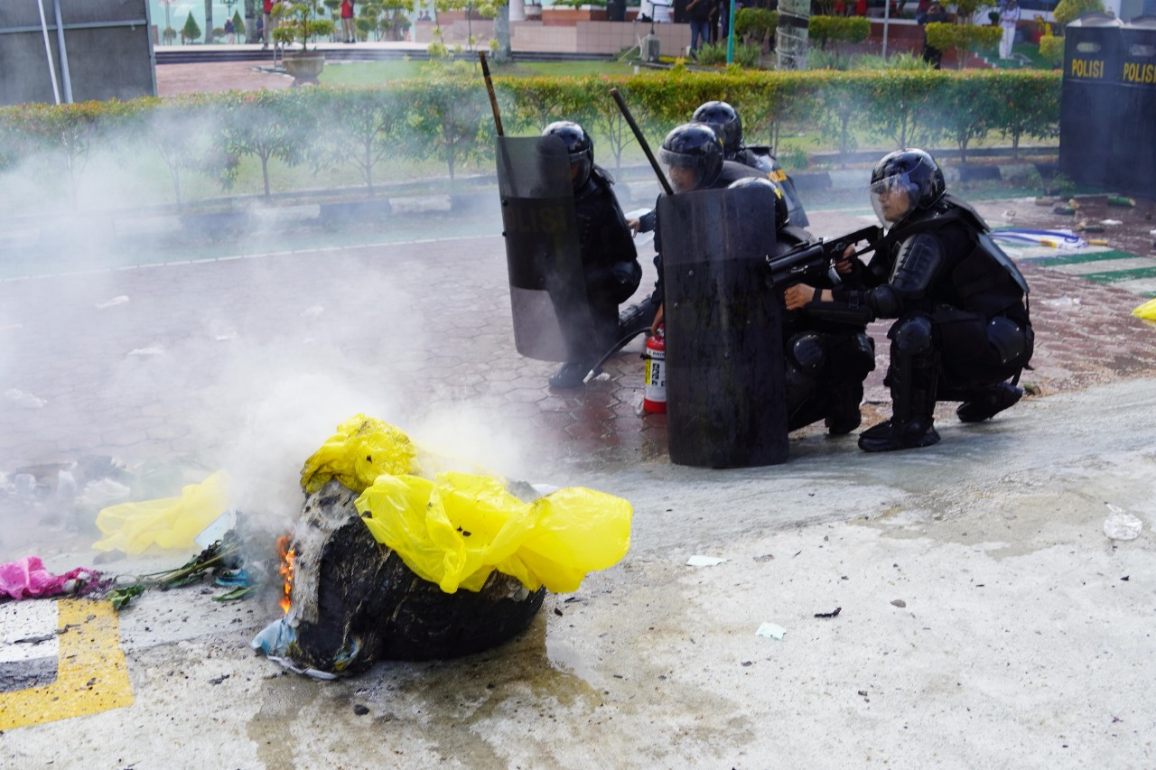 SIMULASI: Personel Batalyon A Pelopor Satuan Brimob Polda Kaltim simulasi pengamanan unjuk rasa berujung aksi anarkis di Kantor PLN Balikpapan.