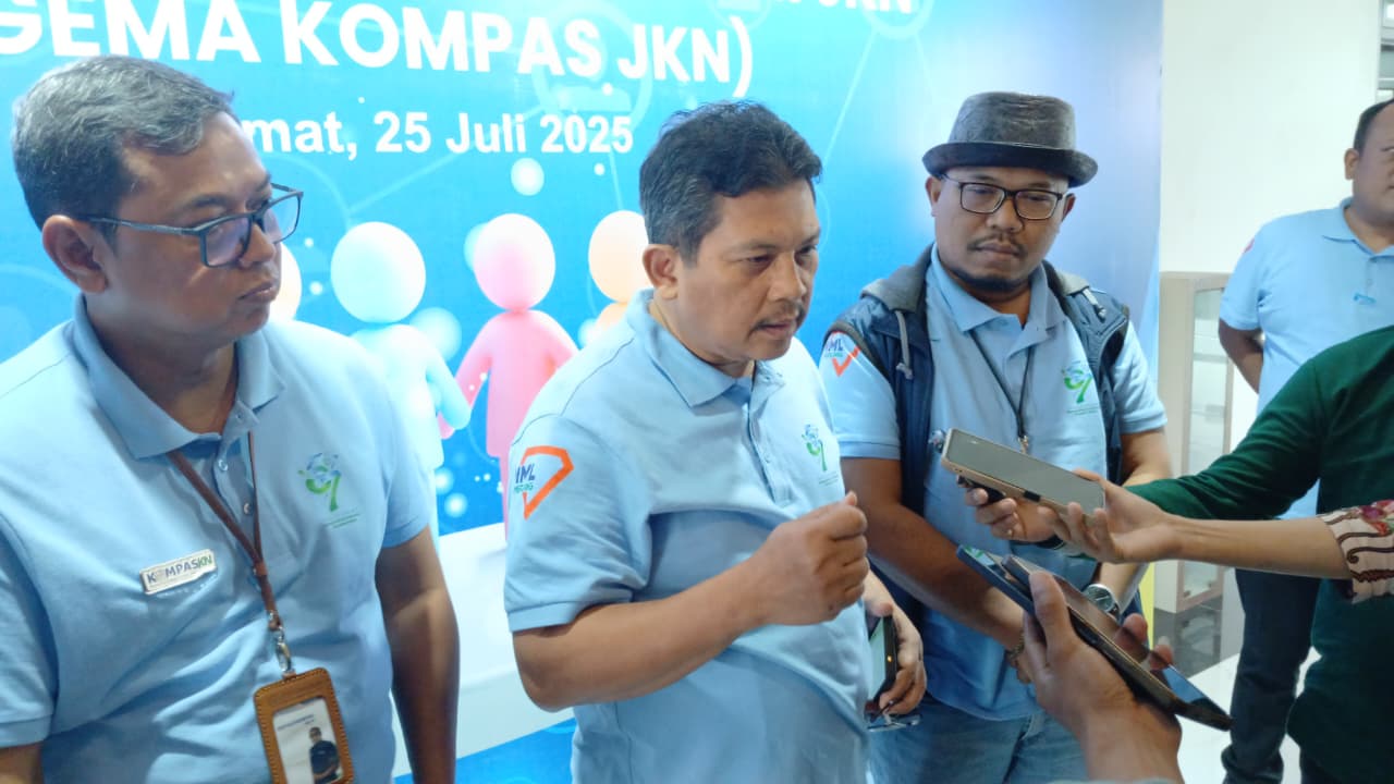 KEGIATAN: Dirut BPJS Kesehatan, Ghufron Mukti (duduk, empat kiri) membuka Gema Kompas JKN di Jalan Sentosa, Samarinda, Jumat (25/7).