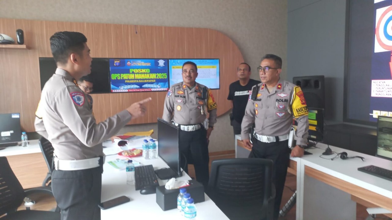 AKBP Feby Febriana (kiri) Kapusdalopsda Ops Patuh Mahakam 2025, mengunjungi Ruang Traffic Management Center (TMC) Satlantas Polresta Balikpapan.