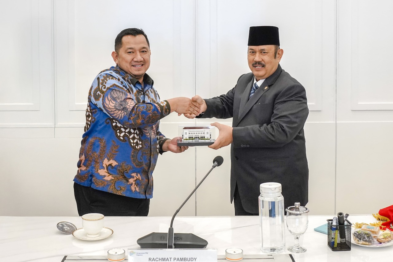 Rachmat Pambudy (kanan) dan Mudyat Noor saat bertemu di Kantor Bappenas.