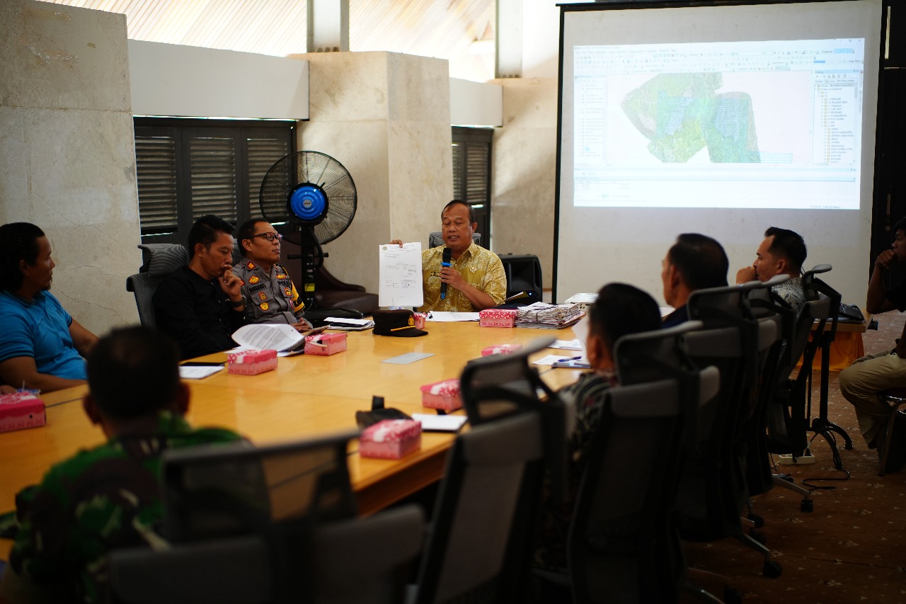 RAPAT: Asisten I Pemkab Mahulu drg Agustinus Teguh Santoso pada rapat penagnan sengketa di Ruang Rapat Lantai 3 Setkab Mahulu, Jumat (25/7).