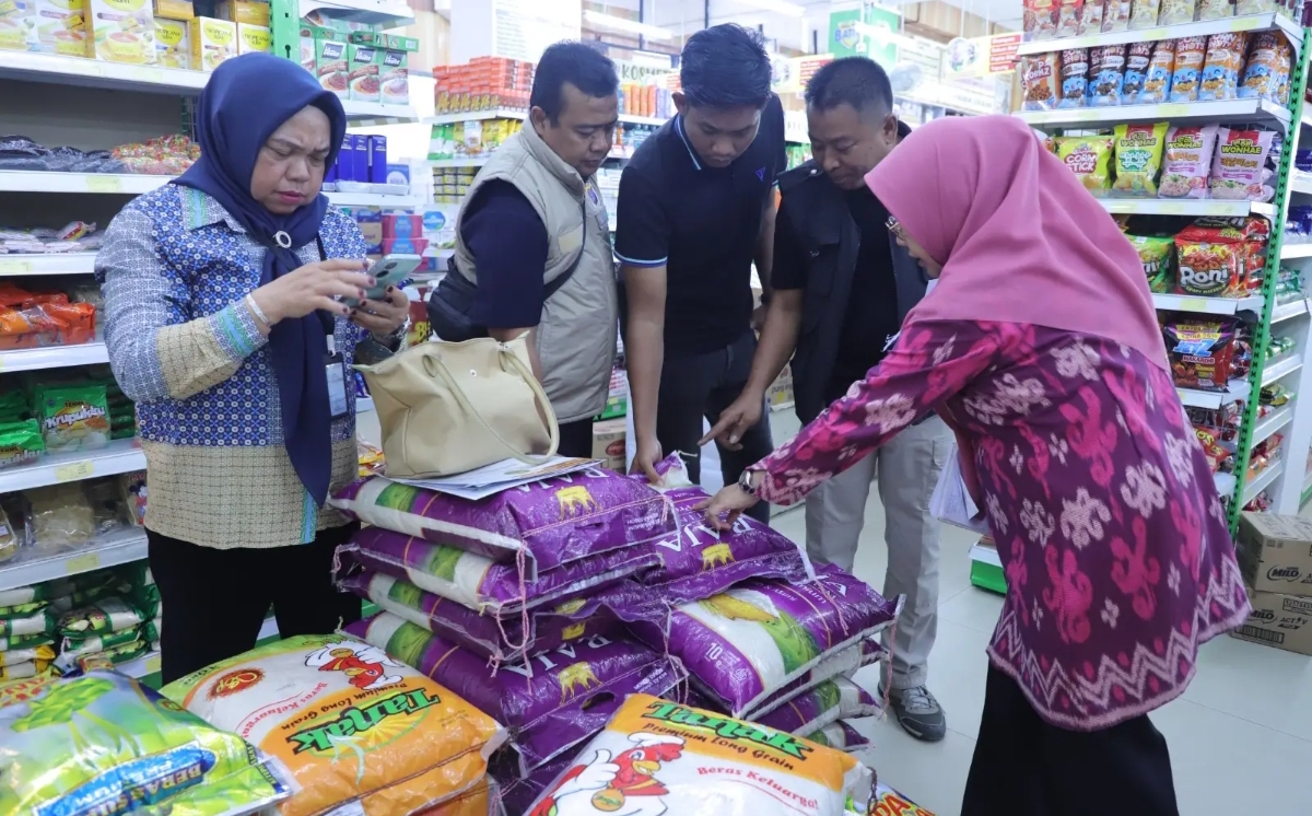 Petugas tim gabungan lintas instansi memeriksa kemasan dan label beras premium di salah satu ritel modern di Balikpapan. (Foto: Pemprov Kaltim)