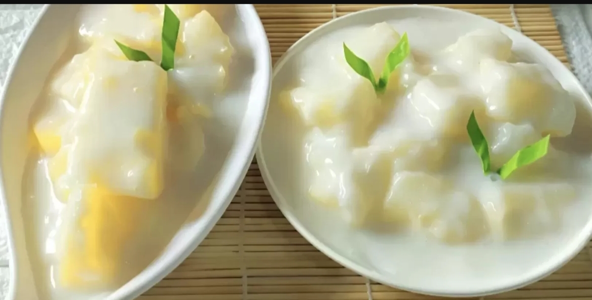 Singkong Thailand Lumer disajikan dengan siraman saus santan kental yang gurih dan manis, dihiasi daun pandan muda untuk sentuhan segar. (FOTO: IST)