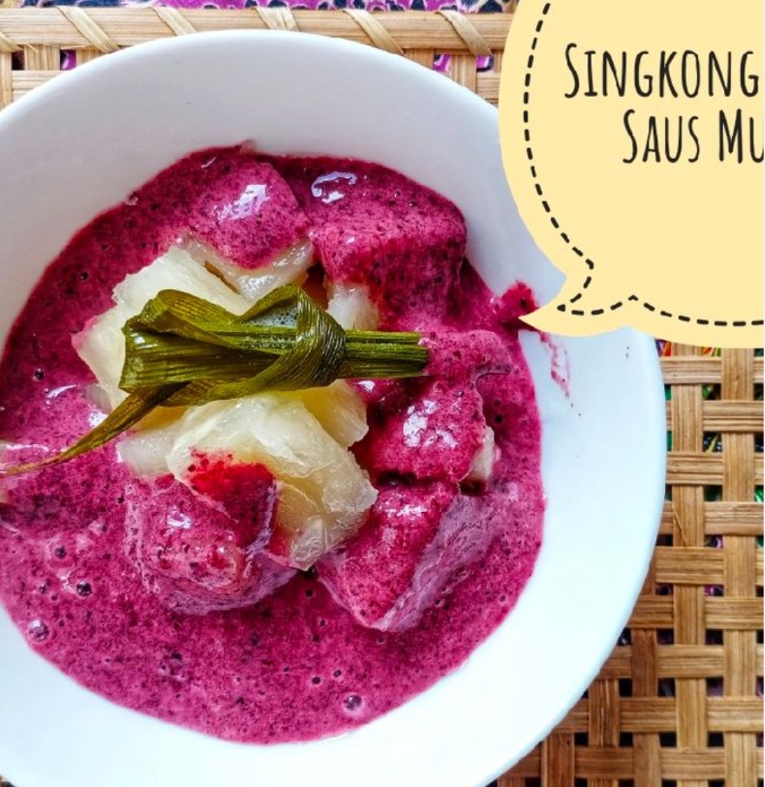 Singkong kukus disajikan dengan saus mulberry kental berwarna ungu alami, menghasilkan tampilan cantik dan rasa segar manis yang unik. (Foto: Aang Hudaya)