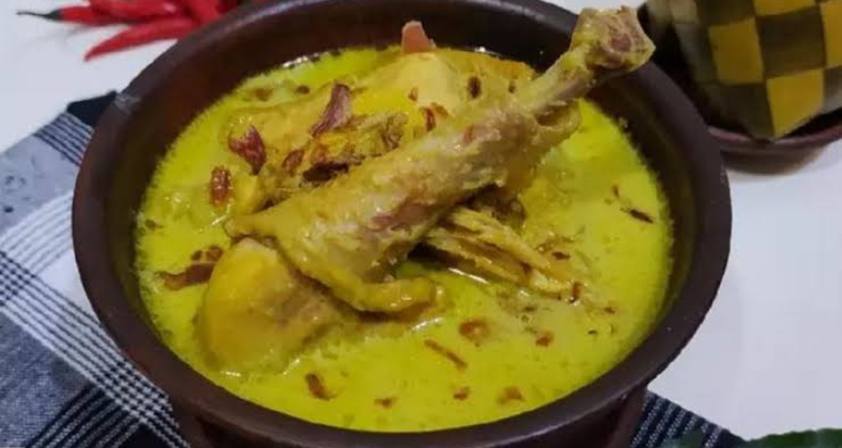 Opor Ayam Jawa khas rumahan dengan kuah santan kuning yang gurih dan aroma rempah menggoda. (FOTO: IST)