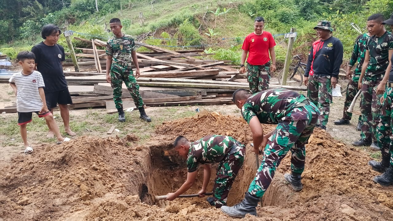 Anggota Satgas TMMD Kodim 0909/Kutim menggali lubang septictank untuk pembangunan jamban sehat milik warga di Desa Suka Rahmat.