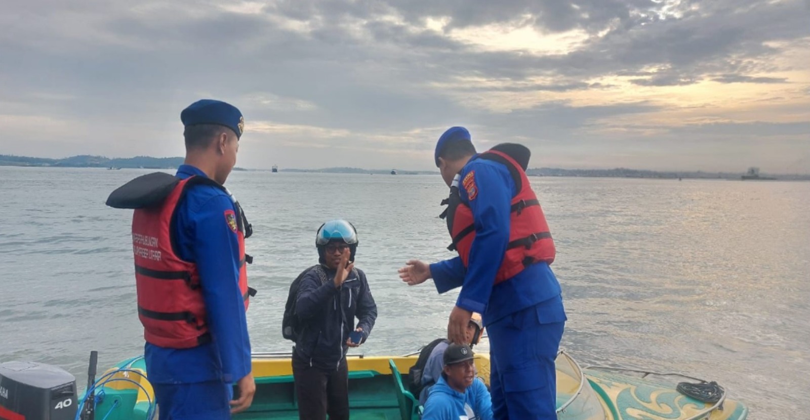 SATPOLAIRUD: Personel Satpolairud, Polres PPU, mengingatkan pengguna jasa dan operator penyeberangan Penajam-Balikpapan untuk meningkatkan keselamatan.