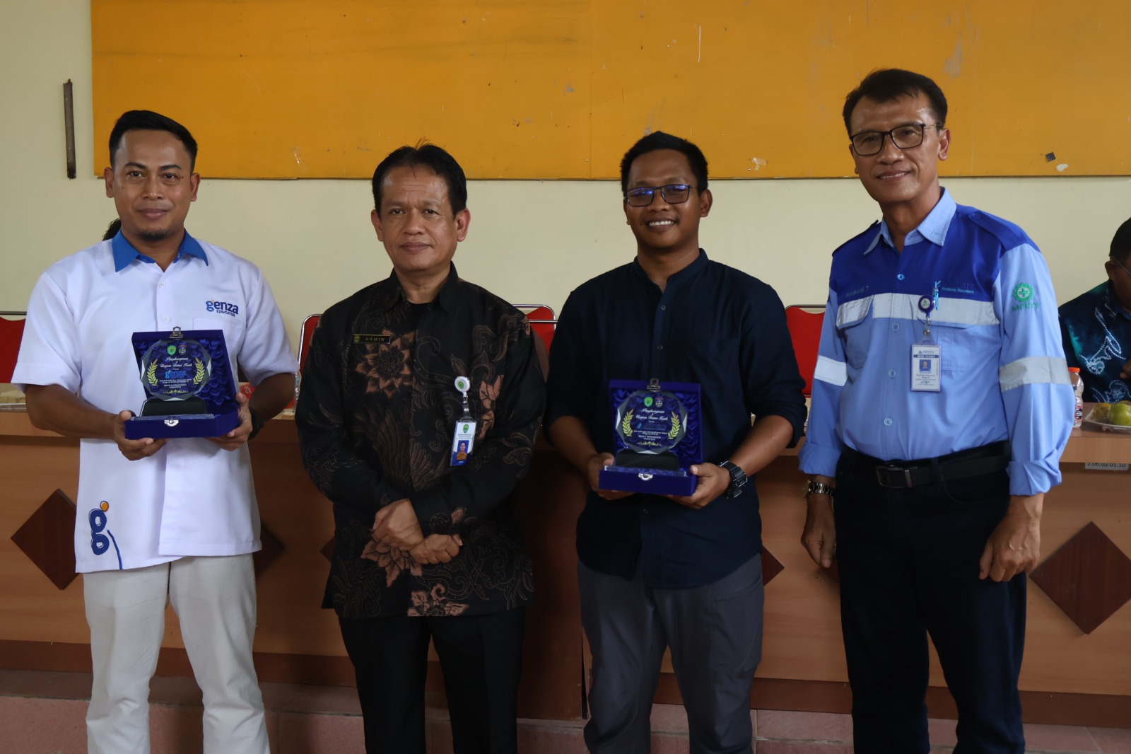 Penyerahan penghargaan&nbsp;dari Dinas Pendidikan dan Kebudayaan Kaltim.