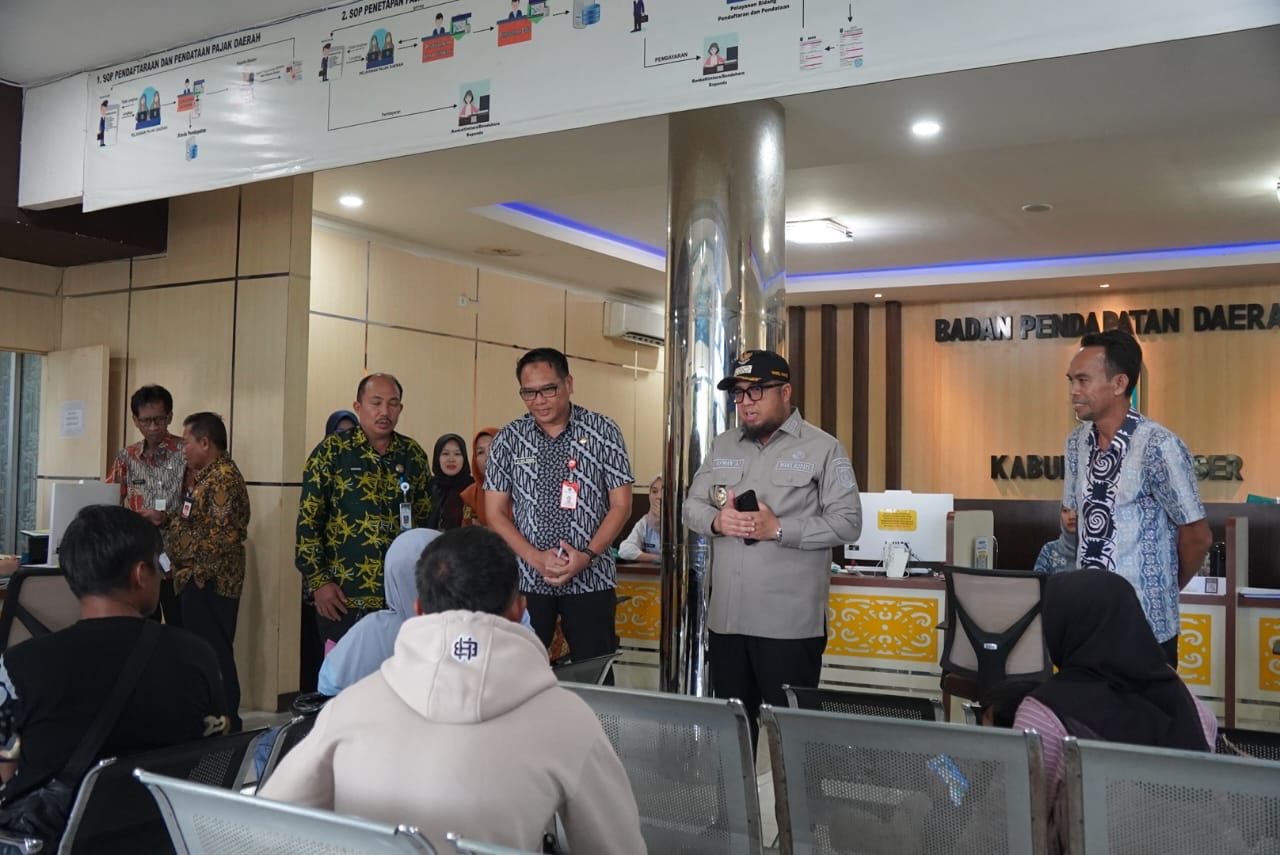 Wakil Bupati Paser Ikhwan Antasari menggelar sidak di sejumlah dinas pelayanan, Kamis (24/7/2025).