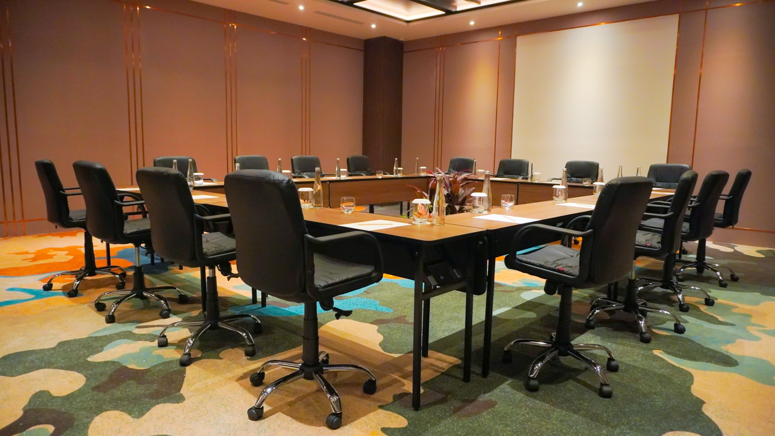 Paket meeting yang ditawarkan FUGO Hotel Samarinda layak jadi pilihan untuk kegiatan bisnis yang produktif dan menyenangkan.  &nbsp;