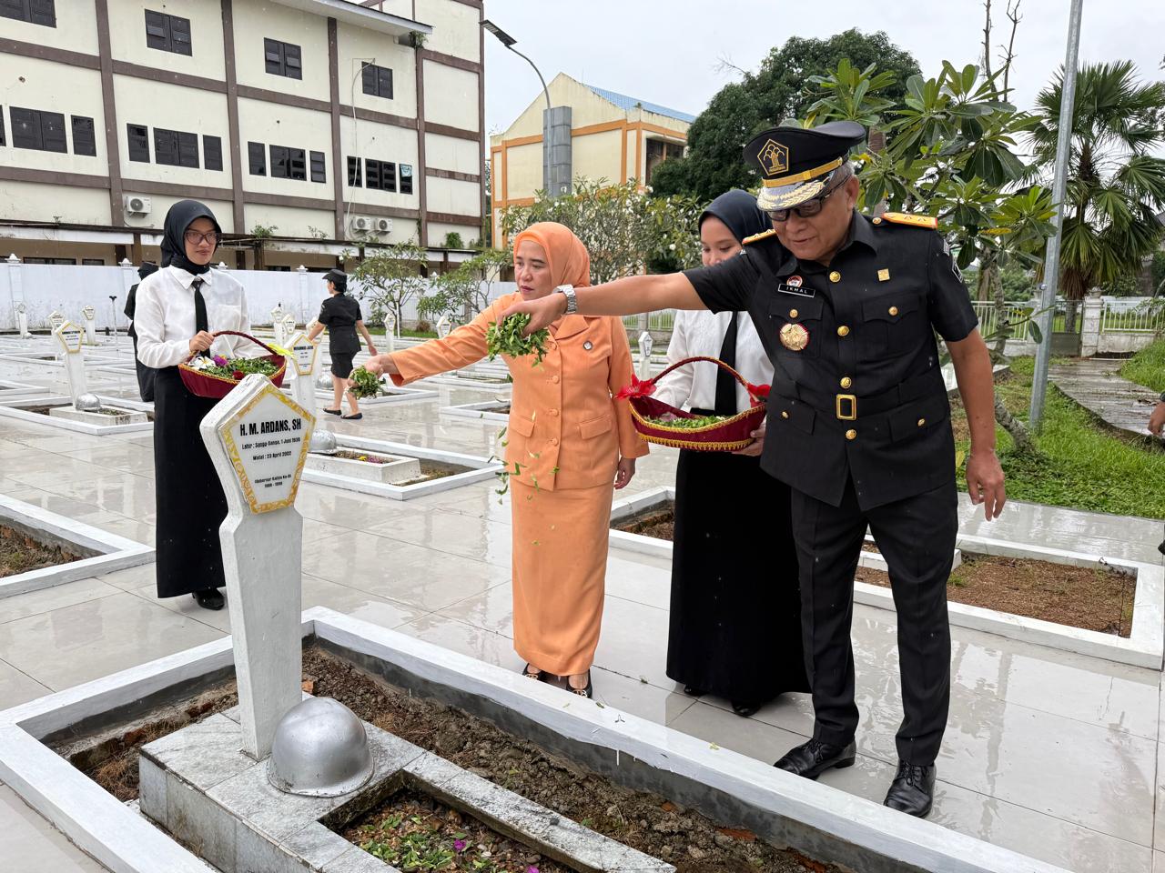 Kepala Kanwil Kemenkum Kaltim, Muhammad Ikmal Idrus menabur bunga di TMP Kesuma Bangsa.