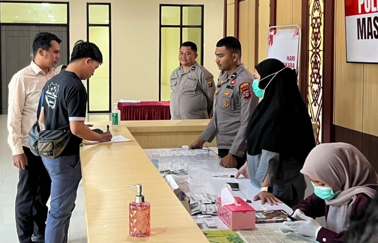 TES URINE: Personel Satreskrim Polresta Balikpapan mendadak dikomando untuk jalani tes urine.