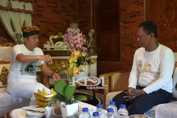 Aksar, sopir Kalimantan, berkunjung ke rumah Gubernur Jawa Barat, Dedi Mulyadi.