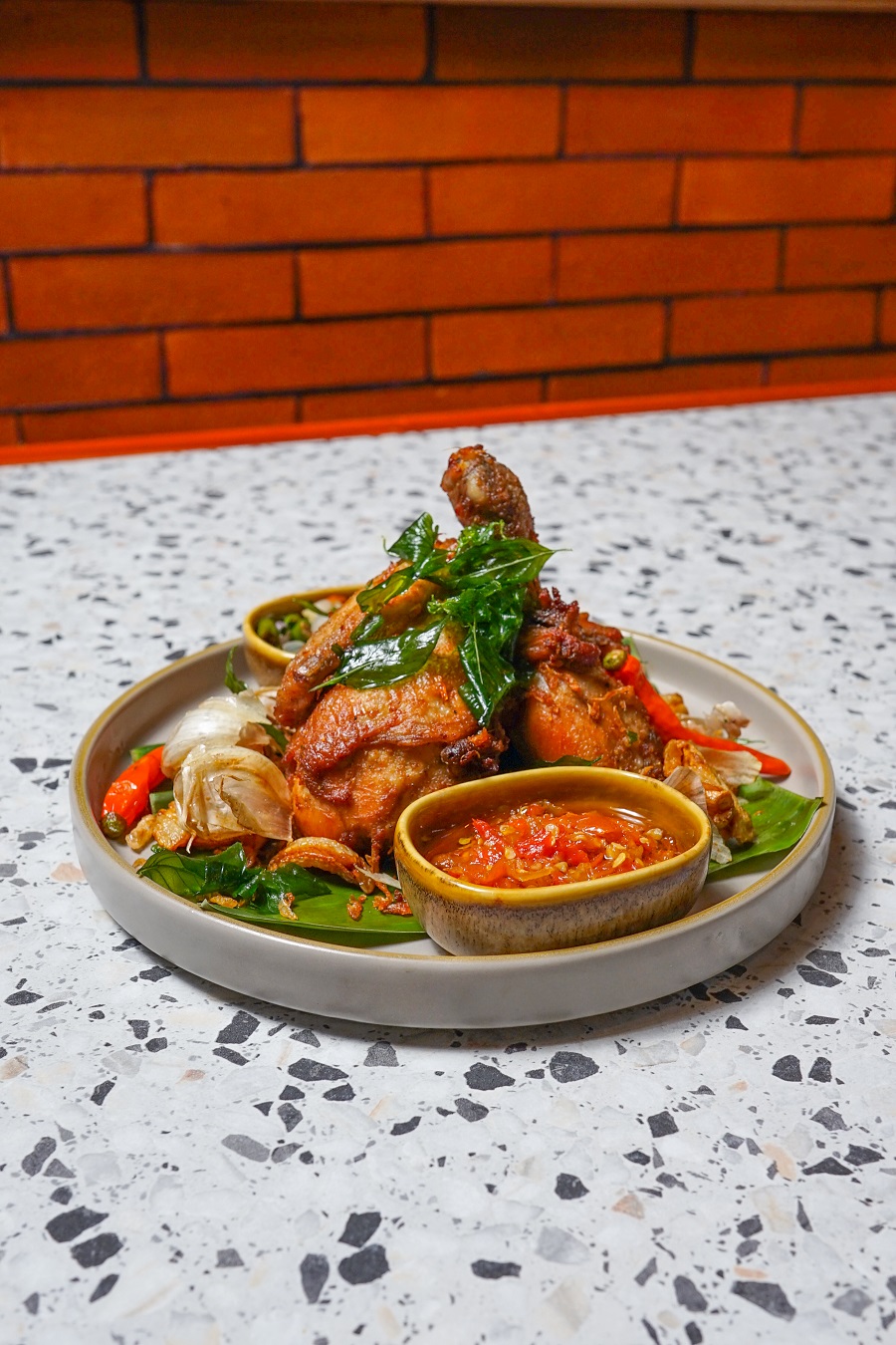 AYAM GORENG BAWANG PUTIH: Ayam goreng renyah dengan aroma dan rasa khas bawang putih, comfort food favorit keluarga Indonesia. Ini hasil kolaborasi dengan Chef Marinka.