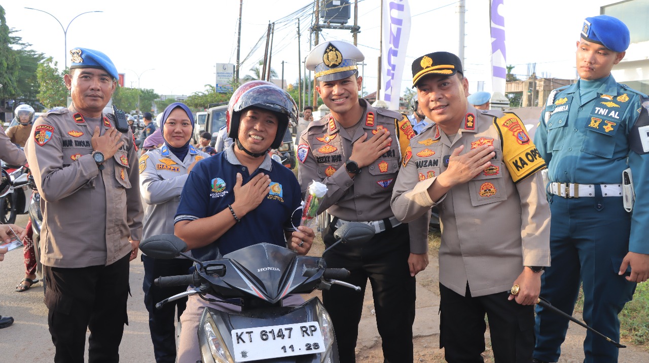&lrm;PEDULI KESELAMATAN: Kapolres Kutim AKBP Fauzan Arianto memantau langsung jalannya razia Operasi Patuh Mahakam 2025 di salah satu titik di Sangatta. (Humas Polres Kutim)