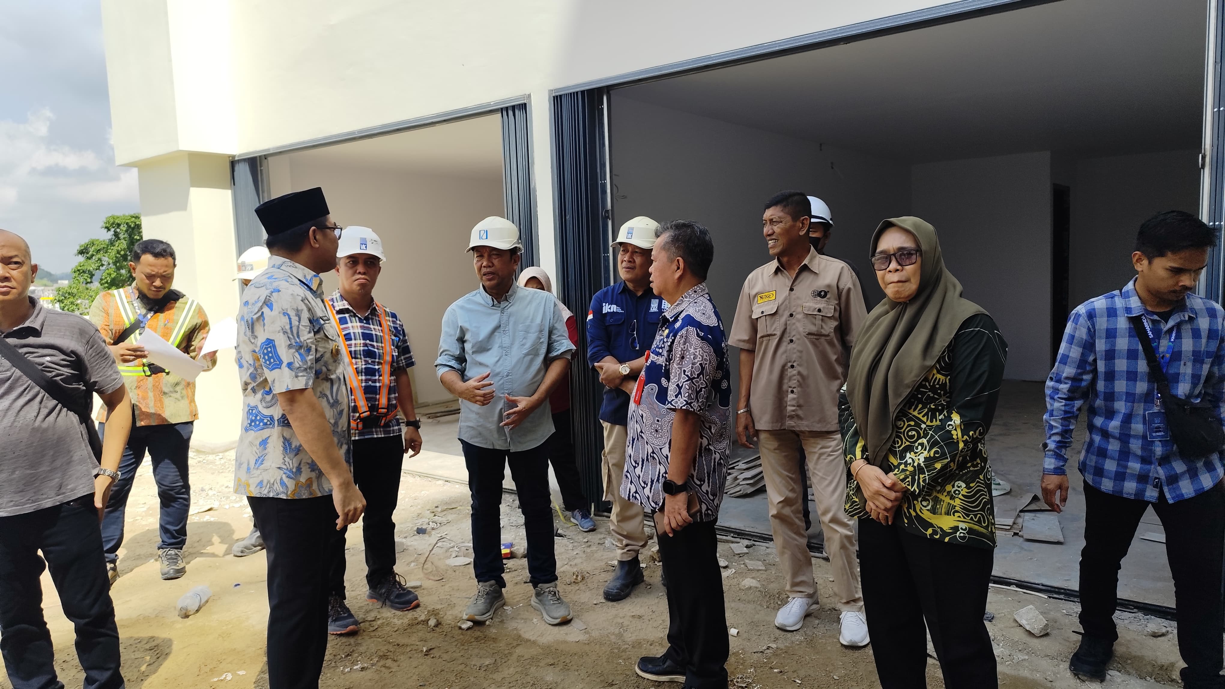 DENNY SAPUTRA/KP PANTAUAN: Andi Harun (kopiah) berbincang dengan pelaksana pembangunan Pasar Pagi dalam kunjungan lapangan, Jumat (25/7).