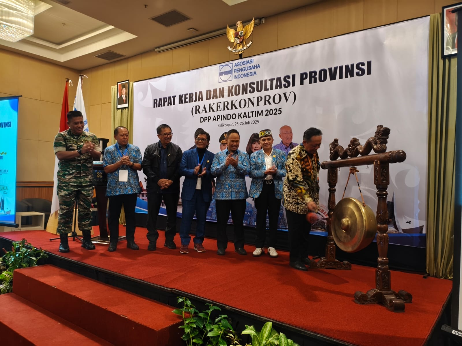 SINERGI: Kepala Disnakertrans Kaltim Rozani Erawadi membuka Rapat Kerja dan Konsultasi Provinsi (Rakerkonprov) 2025 Apindo Kaltim di Hotel Platinum Balikpapan, Sabtu (25/7).