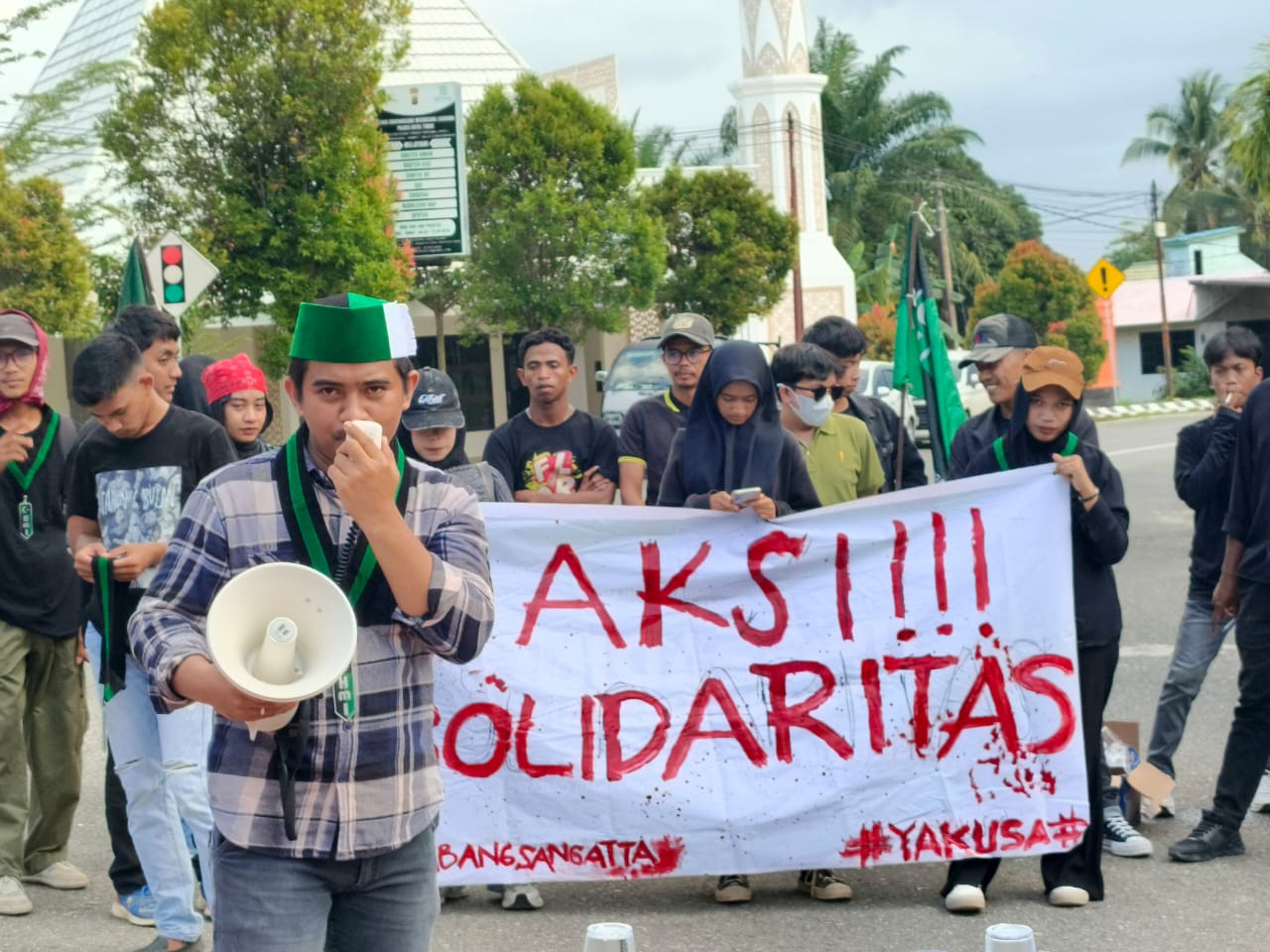 Sejumlah mahasiswa HMI Cabang Sangatta melakukan aksi solidaritas di depan Mapolres Kutai Timur, Jumat (25/7/2025).