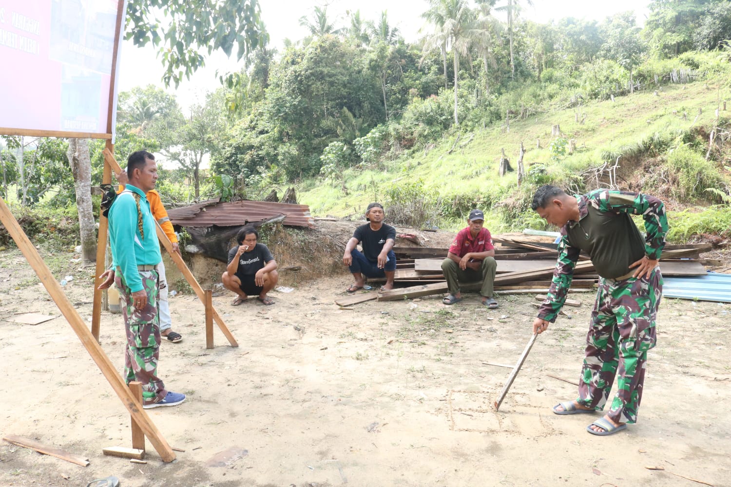 Pasiter Satgas TMMD Lettu Arh Suhendri memantau langsung progres pembangunan rumah layak huni.