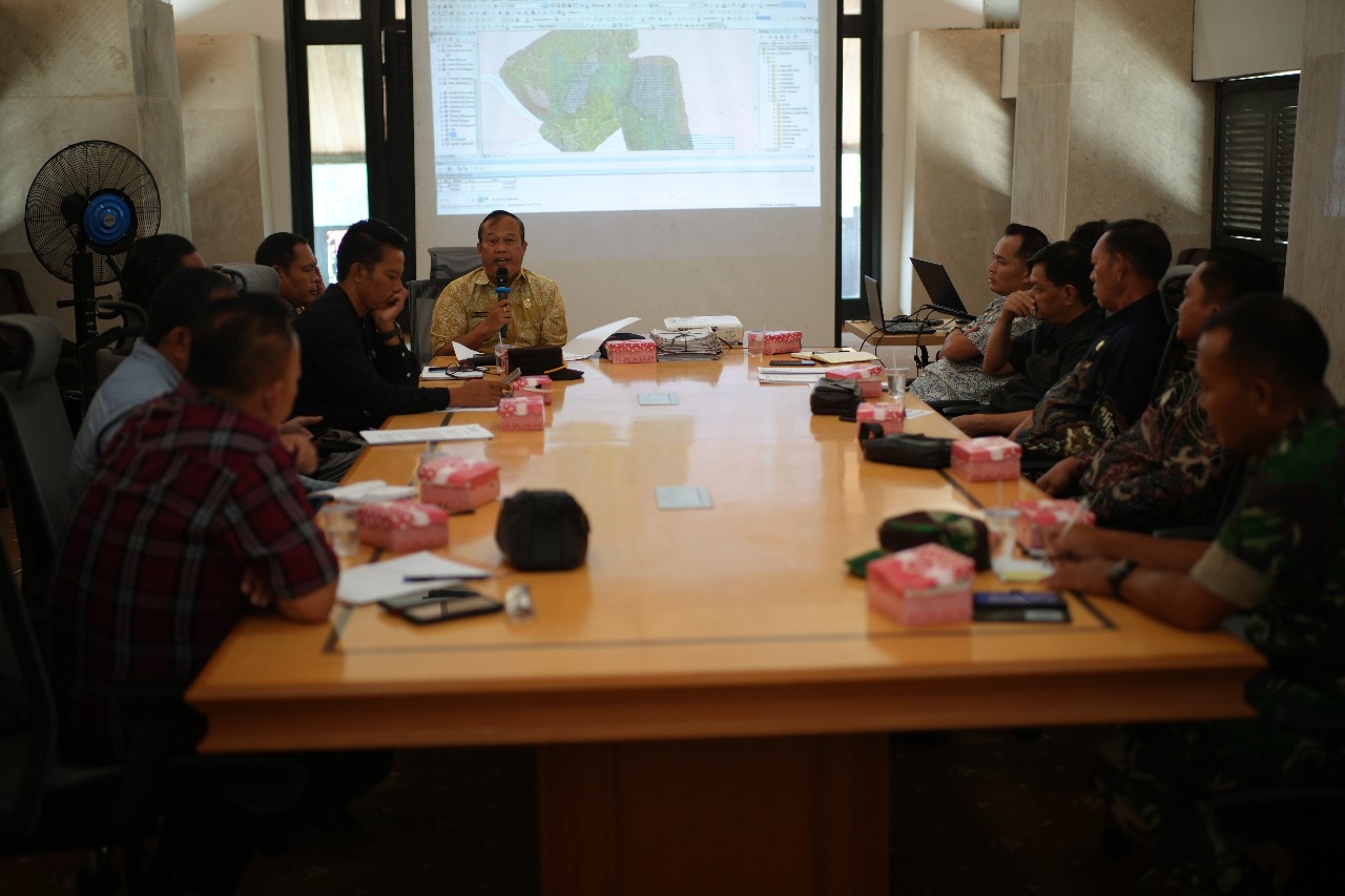 Pemkab Mahulu dalam rapat akan menyelesaikan sengketa warga Kampung Tri Pariq Makmur dengan PT SAA secara bertahap.