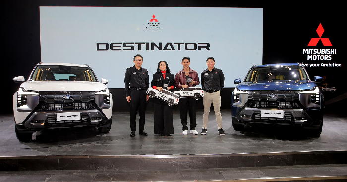 Shabrina (kedua kiri) dan Fajar (kedua kanan) pemenang dan runner-up Indonesian Idol Season XIII  menerima SUV terbaru Mitsubishi, jadi pemilik pertama Destinator di dunia
