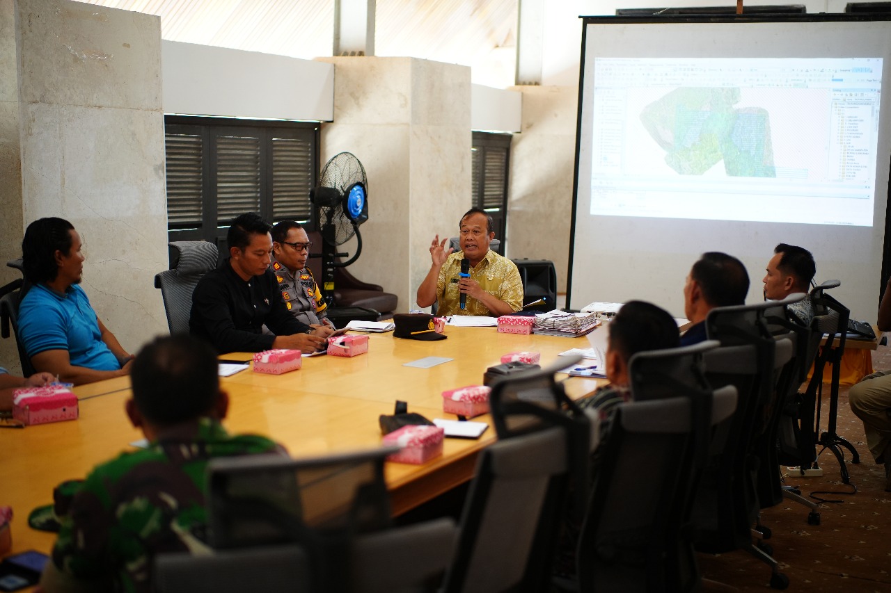 Agustinus Teguh Santoso (pegang mik) memimpin rapat di Ruang Rapat Lantai 3 Setkab Mahulu, Jumat (25/7). (FOTO JODY KRISTIANTO/KP)