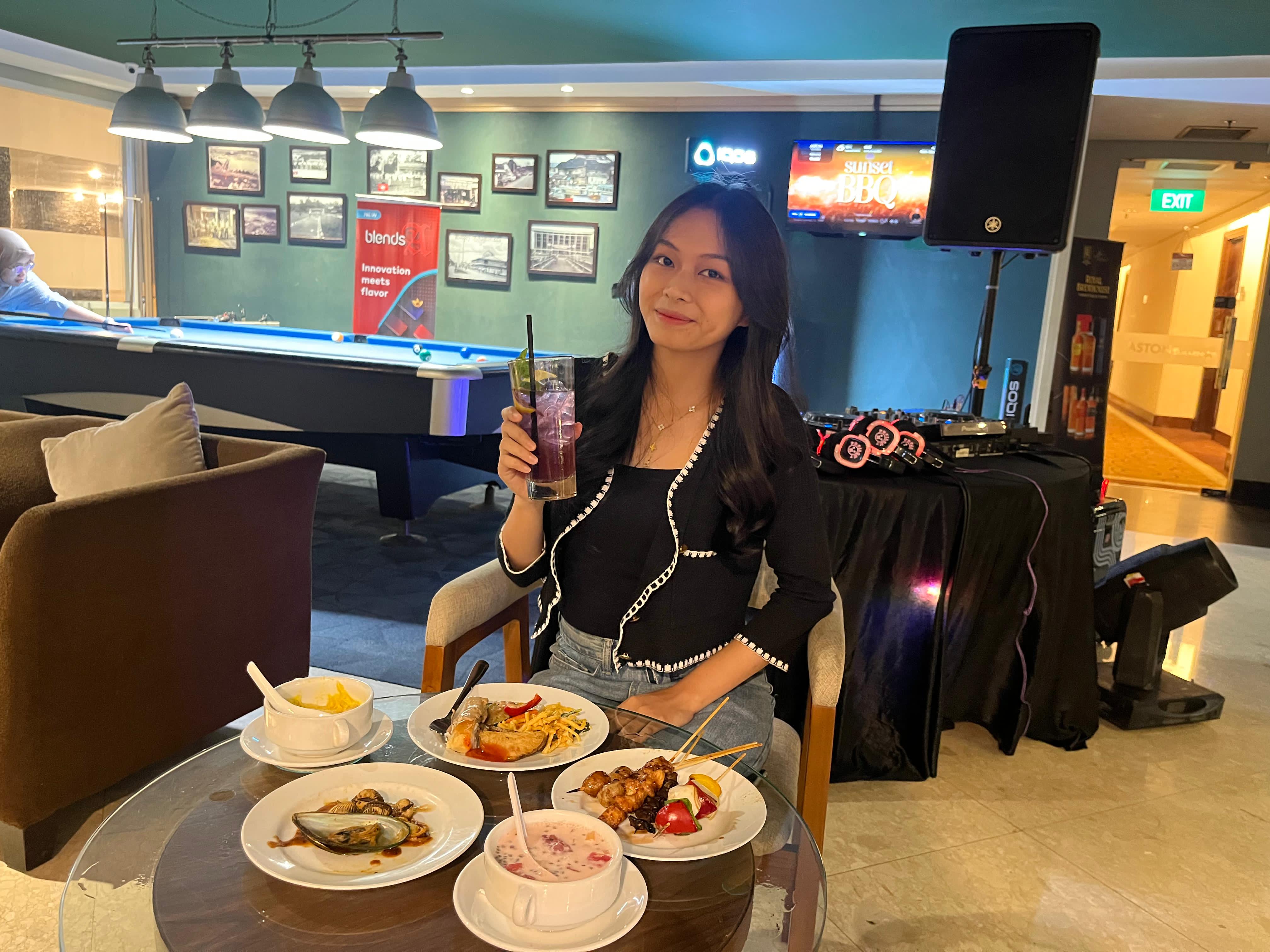 PIONIR: Menikmati senja di Sixteen Lounge Aston Hotel Samarinda, ada suguhan barberku dan minuman spesial di event Sunset BBQ tiap Jumat.