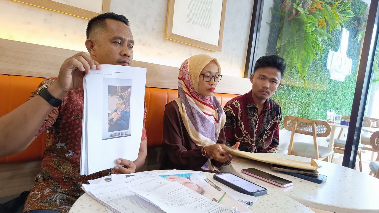 HAFIZ/KP MINTA DILANJUTKAN: Kuasa hukum keluarga NJ, Titus Tibayan Pakalla (kiri), mendesak pihak kepolisian agar segera menaikkan status kasus ini dari penyelidikan ke tahap penyidikan, Sabtu (26/7).