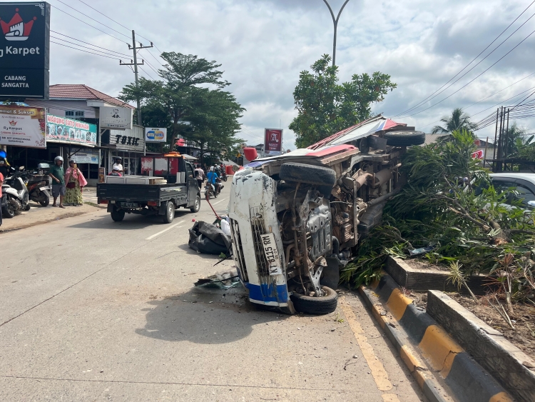 RINGSEK: Mobil pikap Daihatsu KT 8115 RM ringsek usai menabrak pohon dan trotoar di Jalan Yos Sudarso III, Sangatta Utara, Kutai Timur. Kecelakaan diduga akibat pecah ban.