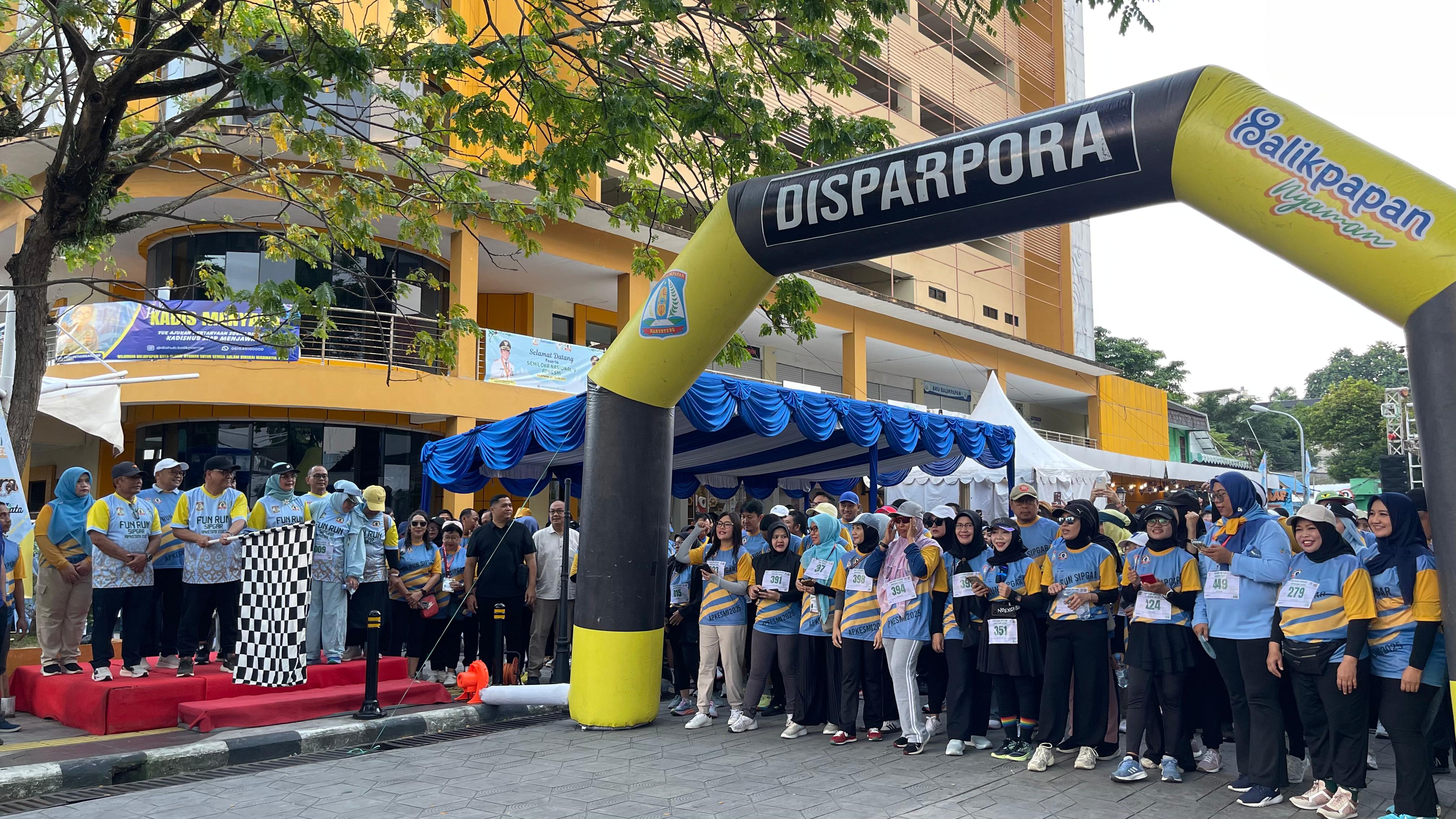 ANTUSIAS: Wakil Walikota Balikpapan Bagus Susetyo melepas peserta Fun Run Sipgar yang dipusatkan di Taman Bekapai. Tampak masyarakat turut antusias mengikuti Senam Bersama.