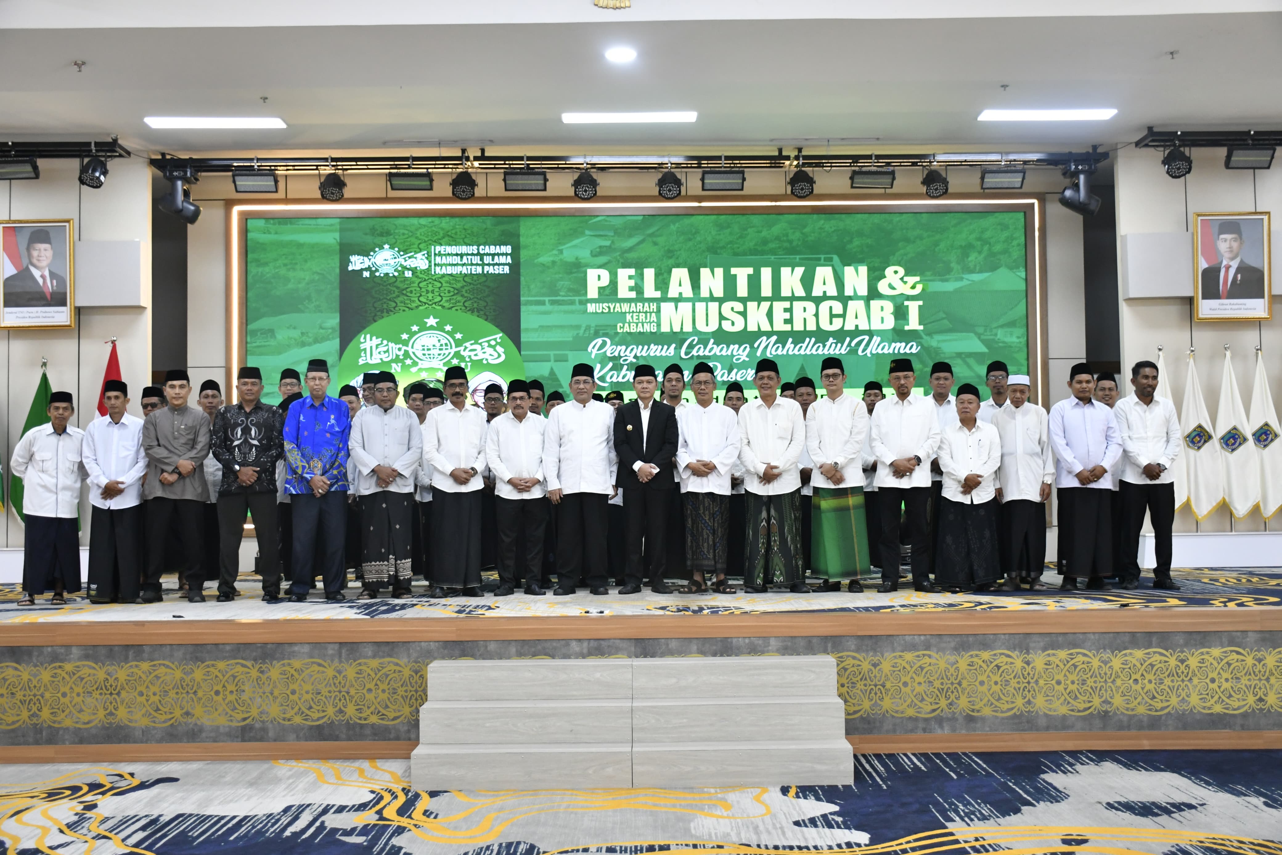 Kepengurusan PCNU Paser bersama PBNU, PWNU Kaltim, bupati Paser, dan tamu undangan lainnya, Minggu (27/7). (FOTO NAJIB/KP)