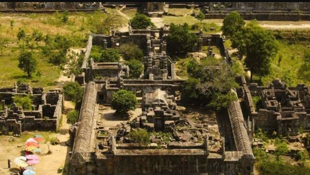 Candi Preah Vihear yang berdiri di tebing Pegunungan Dangrek, perbatasan Kamboja-Thailand. Menjadi pusat sengketa berkepanjangan antara kedua negara selama lebih dari satu abad. (FOTO: IST)