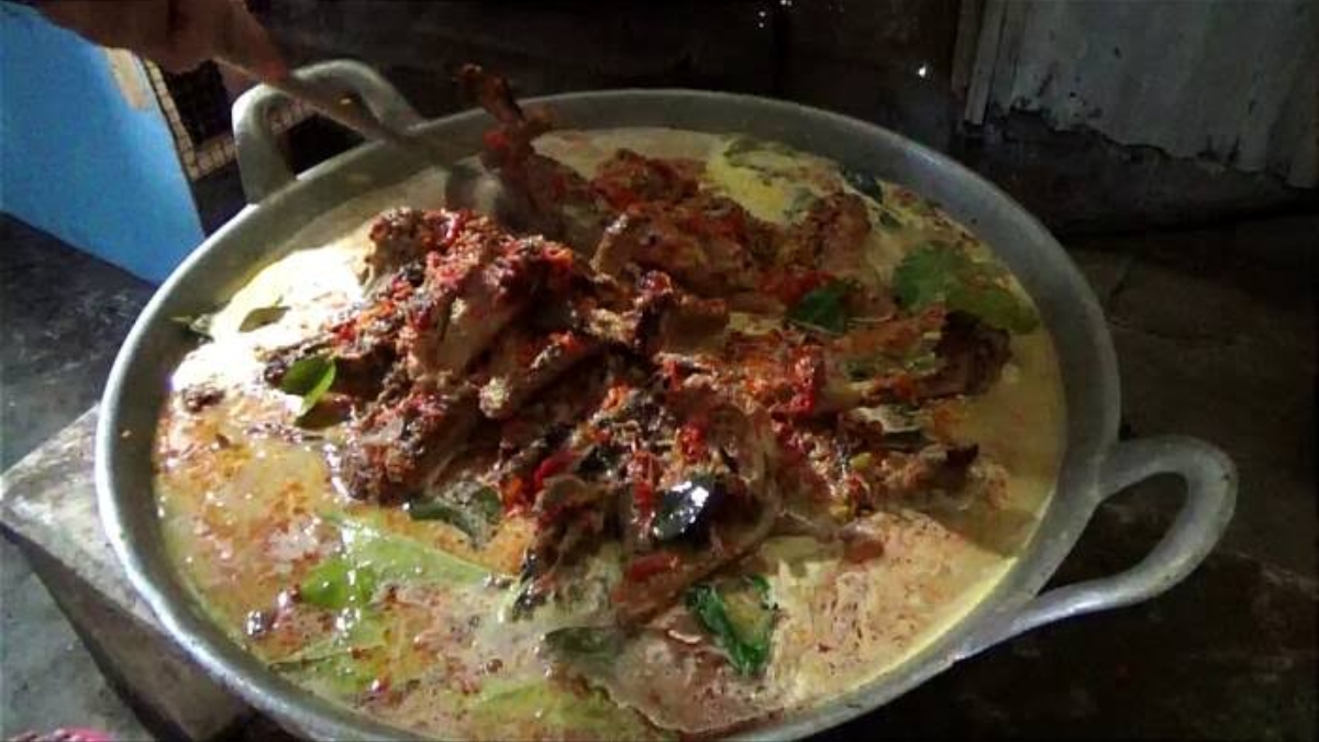 Ayam kampung dipanggang hingga kecokelatan sebelum dimasak dalam kuah santan bumbu pedas. Berpadu dengan rempah kental menjadi ciri khas ayam lodho Tulungagung yang memikat. (FOTO: IST)
