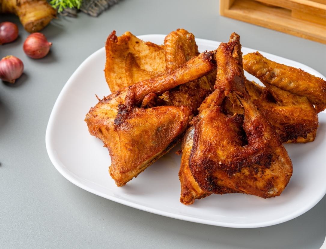 Ayam Goreng Kalasan yang renyah dan menggoda, dimasak dengan bumbu rempah dan air kelapa hingga meresap sempurna. Cocok disantap hangat bersama sambal dan lalapan. (FOTO: IST)