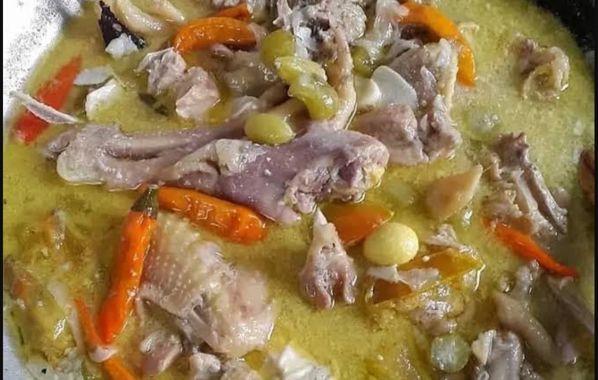 Garang Asem Ayam tanpa santan dengan potongan belimbing wuluh dan cabai rawit utuh, menghadirkan cita rasa asam pedas yang segar dan menggugah selera. (FOTO: IST)