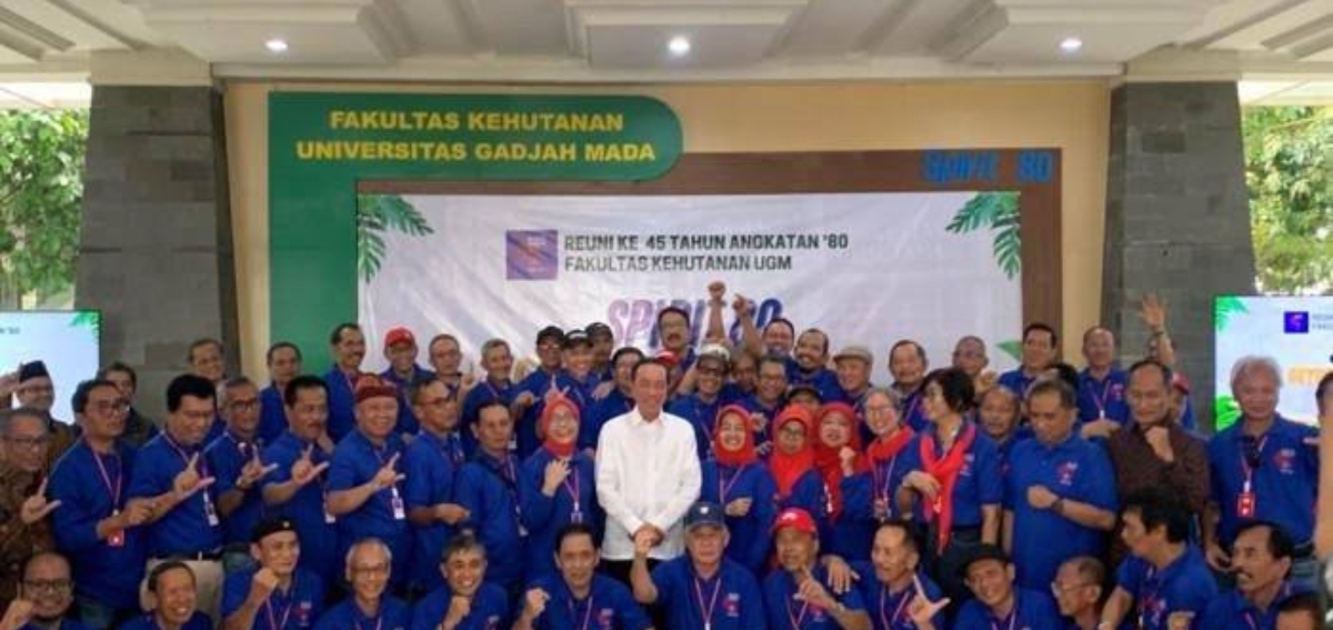 Presiden Joko Widodo berfoto bersama rekan-rekan seangkatan dalam Reuni ke-45 Alumni Fakultas Kehutanan UGM angkatan 1980 di Sleman, Sabtu (26/7/2025). (FOTO: IST)