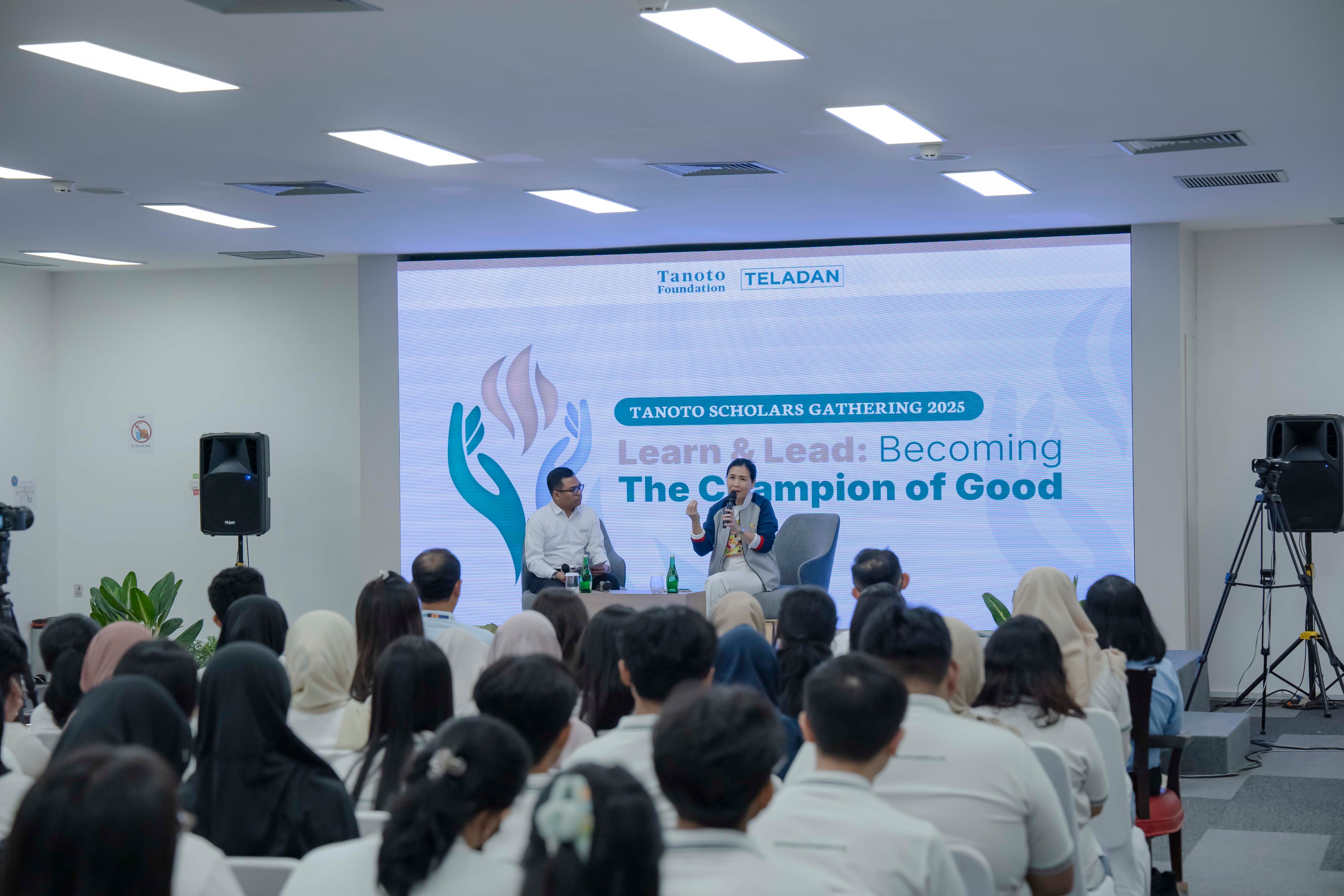 PESAN PENTING: Wamen PPPA Veronica Tan mengajak 291 penerima beasiswa Teladan dari Tanoto Foundation untuk membangun kepemimpinan yang bukan hanya cerdas, namun memelihara hati nurani.