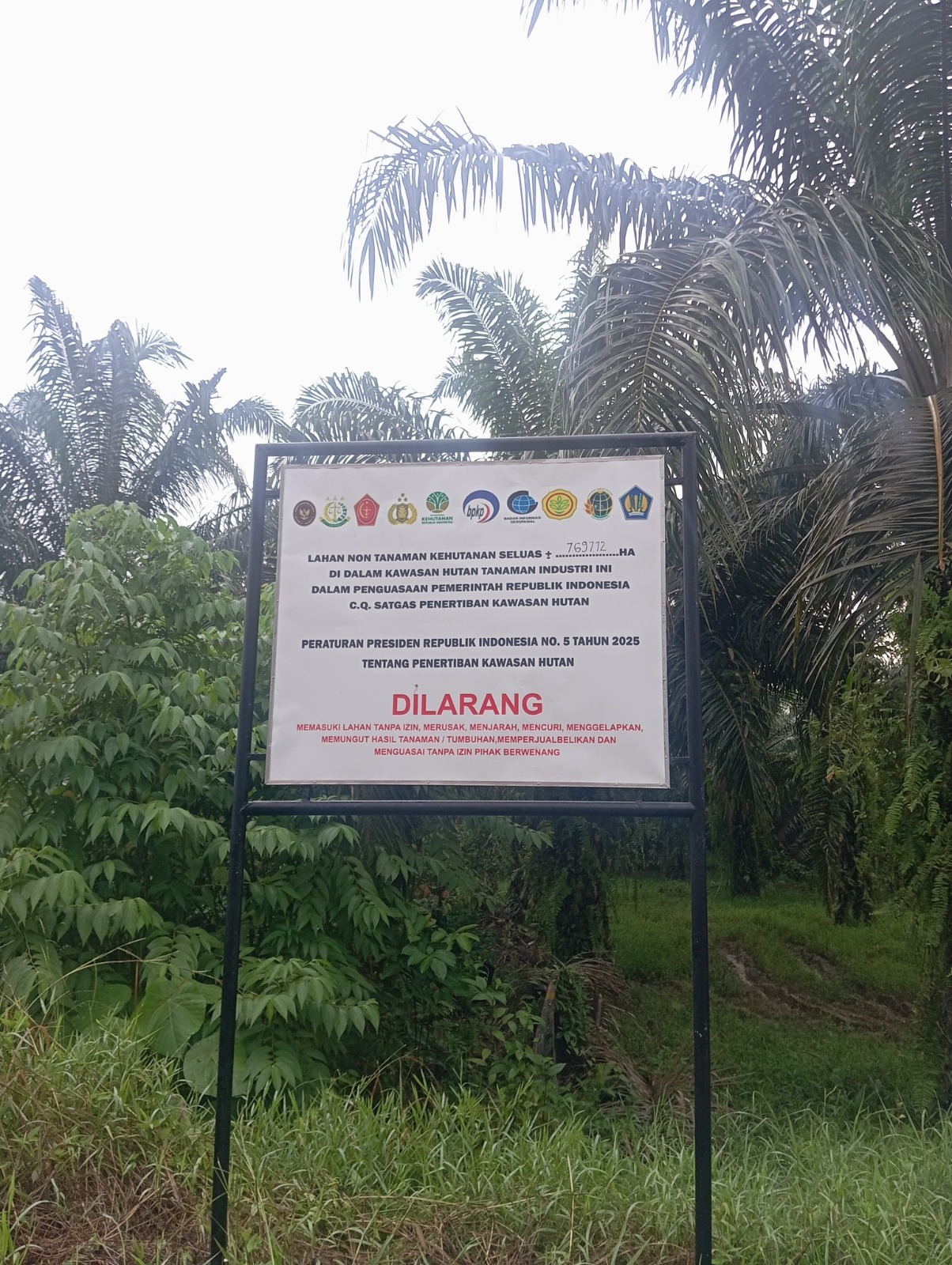 Plang Satuan Tugas (Satgas) Penertiban Hutan dari pihak pemerintah pusat.