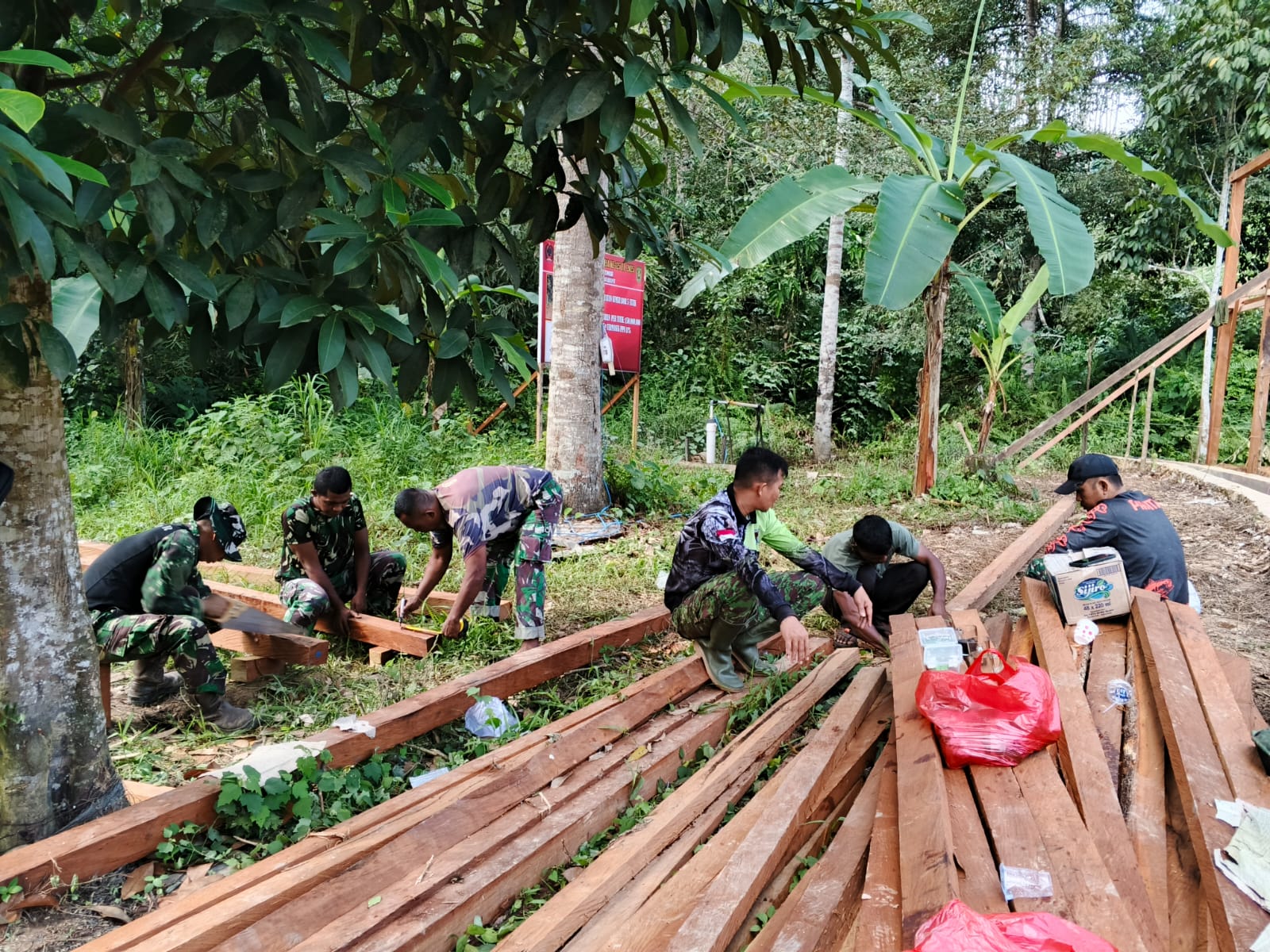 Pekerjaan pembangunan sumur bor terus dikebut demi memenuhi kebutuhan air bersih warga Desa Suka Rahmat.