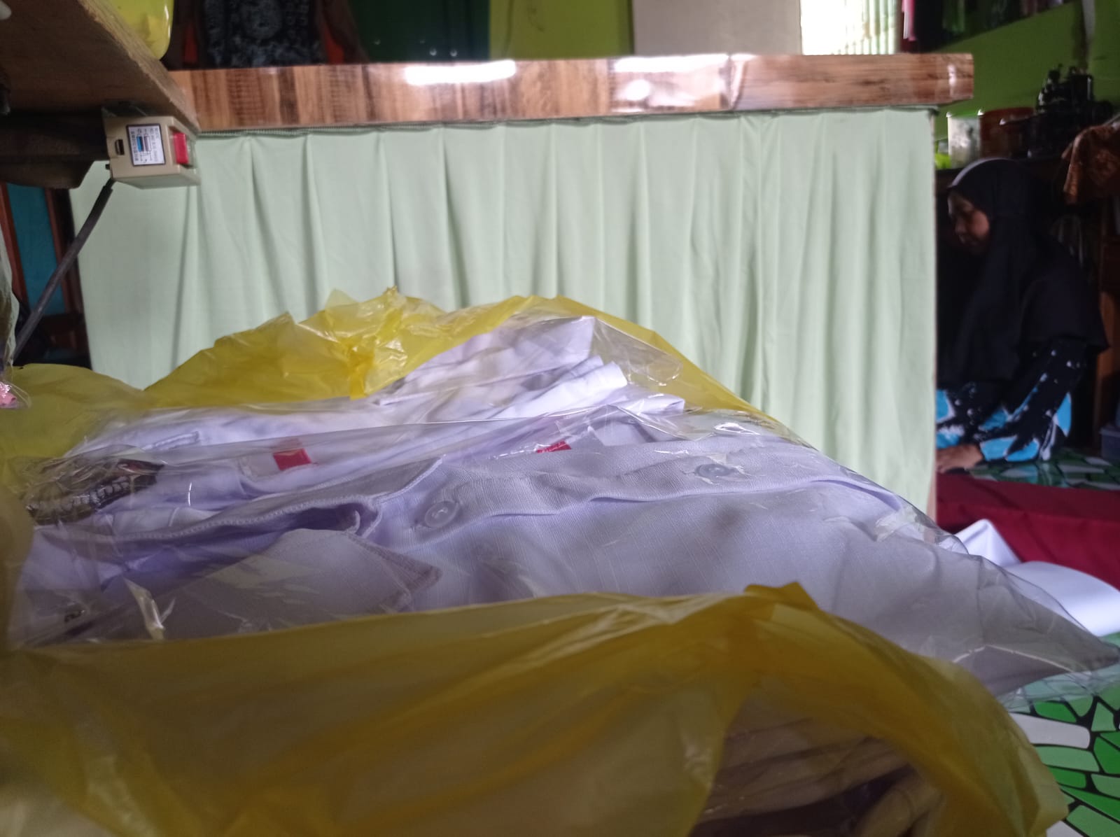 Penjahit lokal masih mengerjakan proses pembuatan seragam sekolah gratis yang masuk program Pemkot Bontang di tahun ajaran pendidikan kali ini. (ADIEL KUDNHARA/KP)
