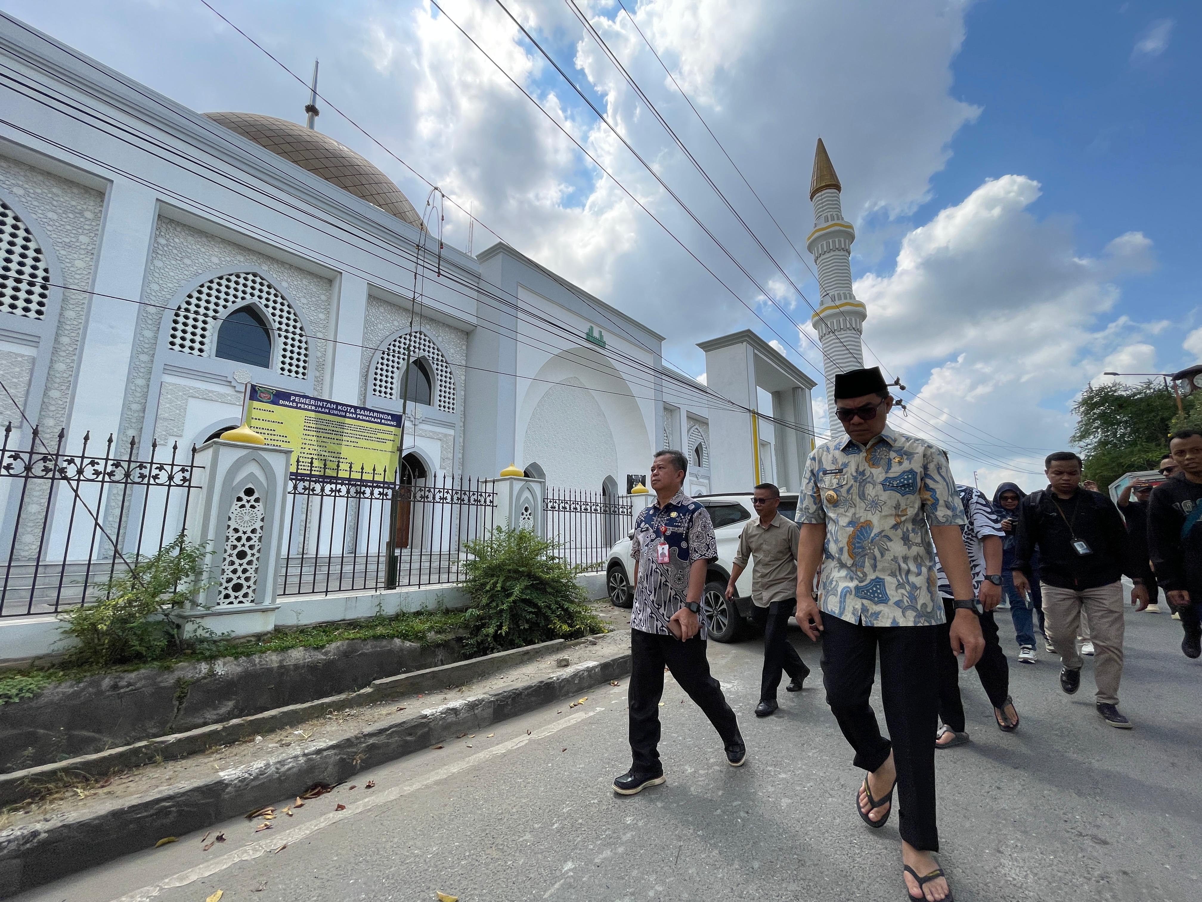 Andi Harun ketika meninjau pembangunan Masjid Raya Darussalam Samarinda. (FOTO DENNY SAPUTRA/KP)