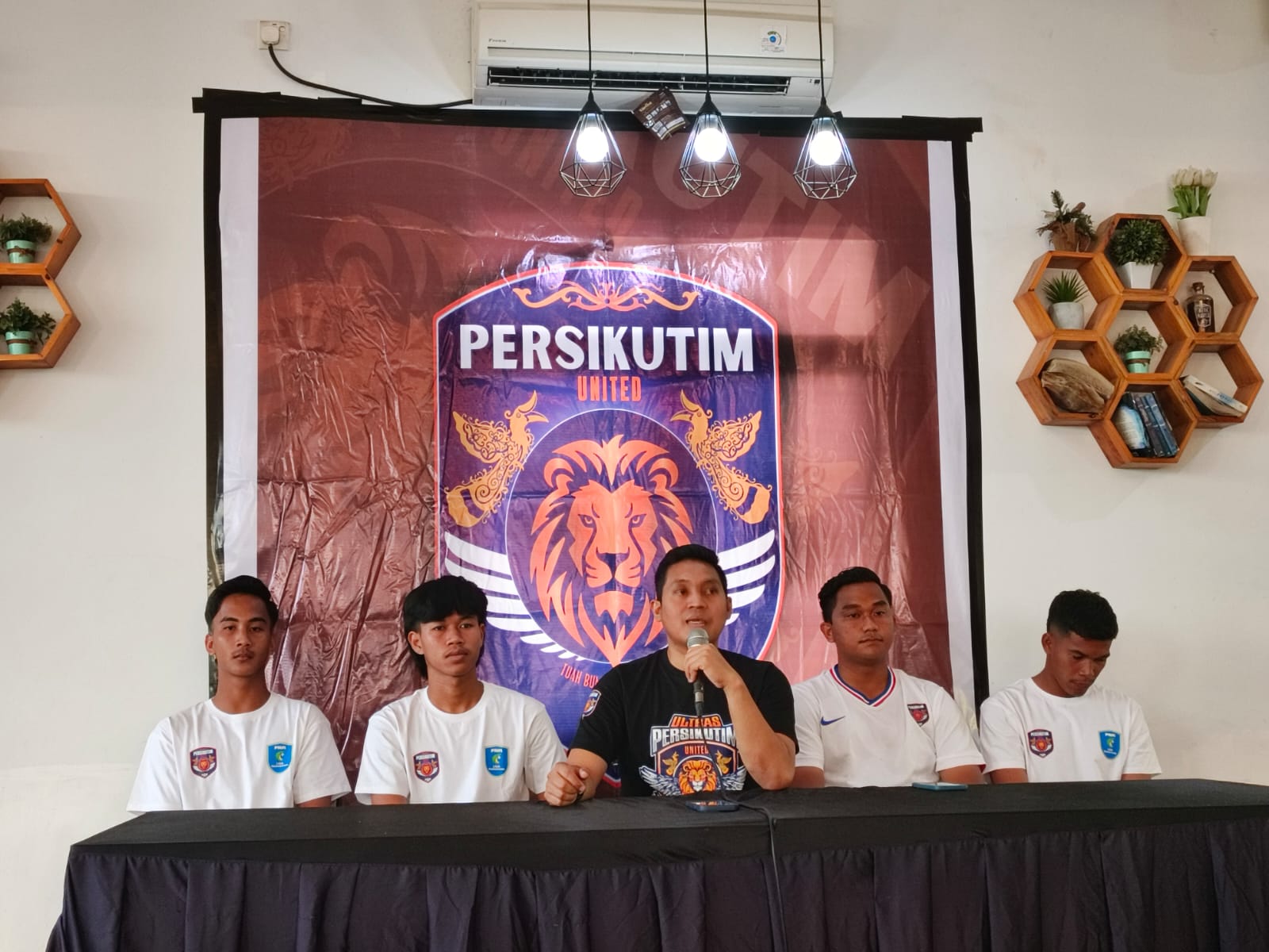 Konfrensi pers manajemen Persikutim United, Minggu (27/7). (FOTO JUFRIADI/KP)