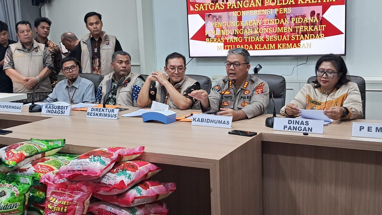 SATGAS PANGAN: Tim Satgas Pangan saat memberikan keterangan terkait peredaran beras berlabel premium namun tidak sesuai kualitasnya.