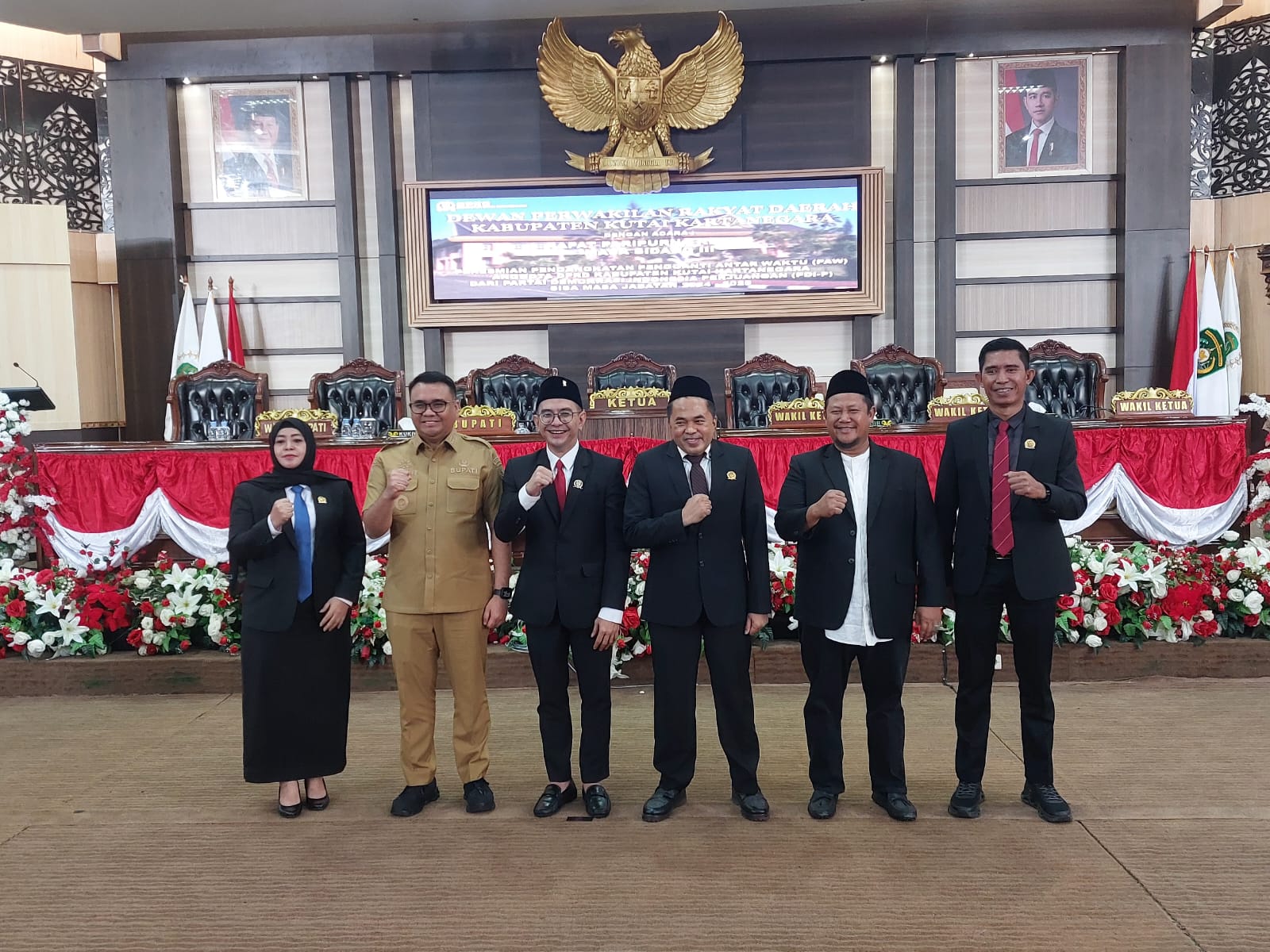 Bupati dan pimpinan DPRD Kukar usai pelantikan Akhmad Akbar Haka Saputra (tiga kiri) melalui mekanisme PAW.  &nbsp;