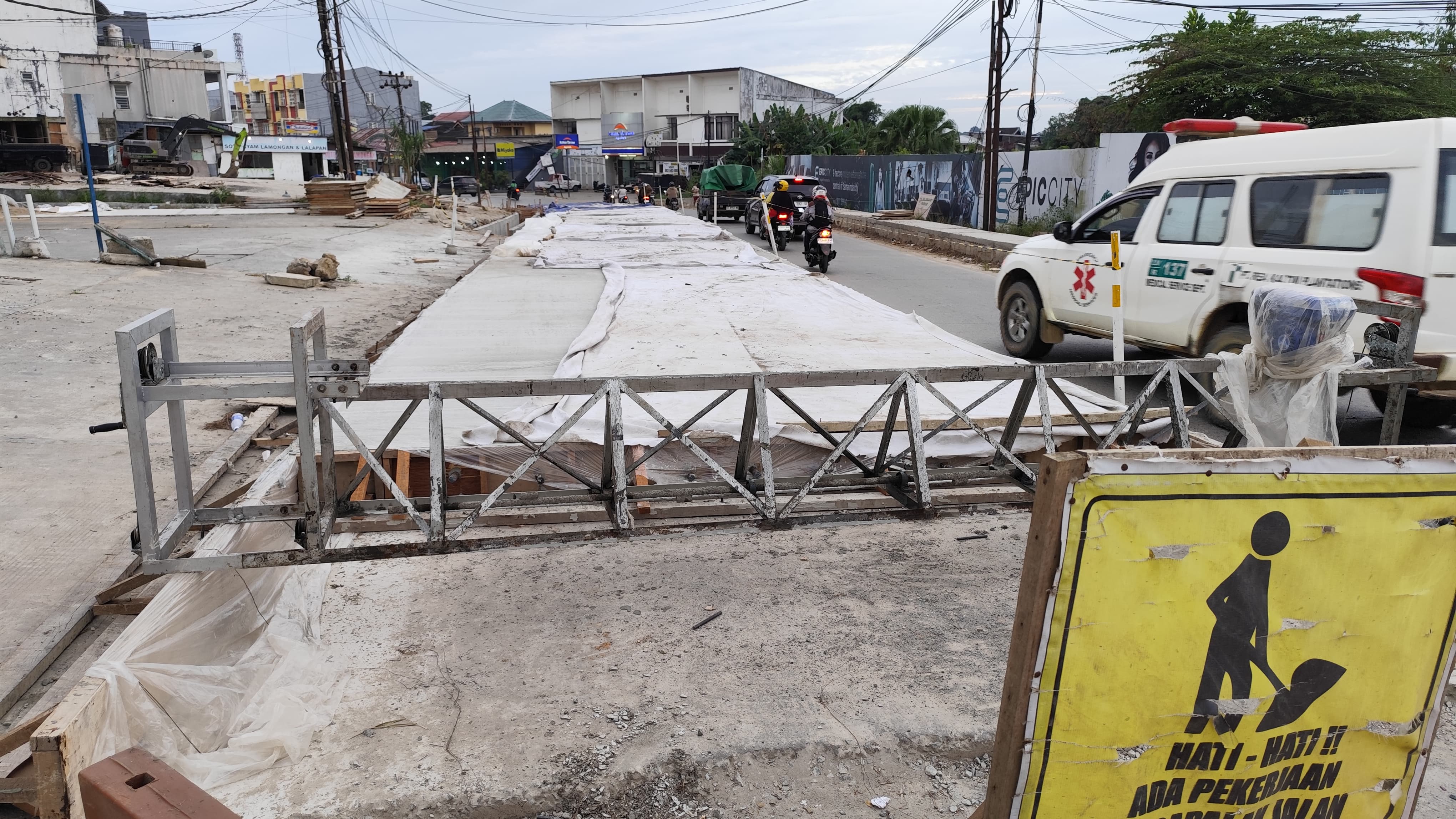 Selama beberapa waktu akses Jalan Kadrie Oening berlaku buka tutup imbas pengecoran jalan di dekat RS SMC, Senin (28/7). (DENNY SAPUTRA/KP)