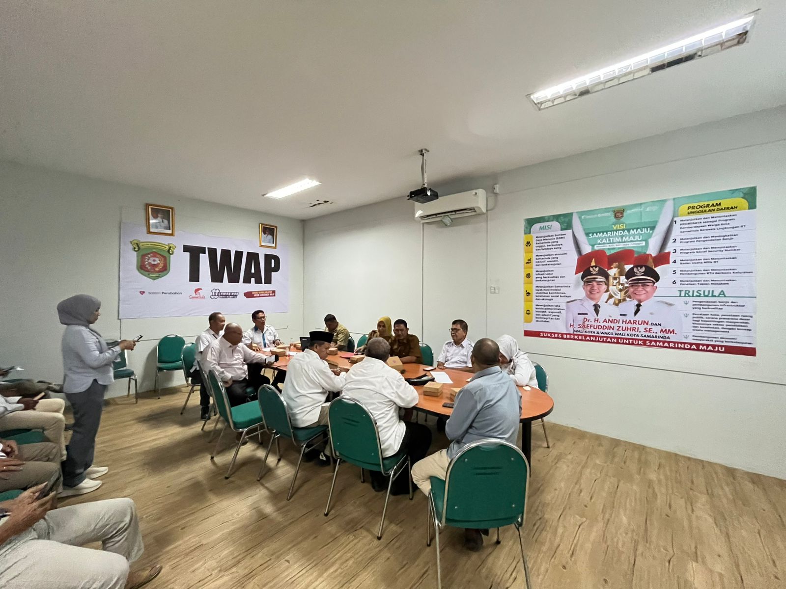 PANTAU DISTRIBUSI: Suasana rapat antara TWAP dan Disdikbud Samarinda perihal kekurangan buku LKPD di kantor TWAP, Senin (28/7). (DENNY SAPUTRA/KP)
