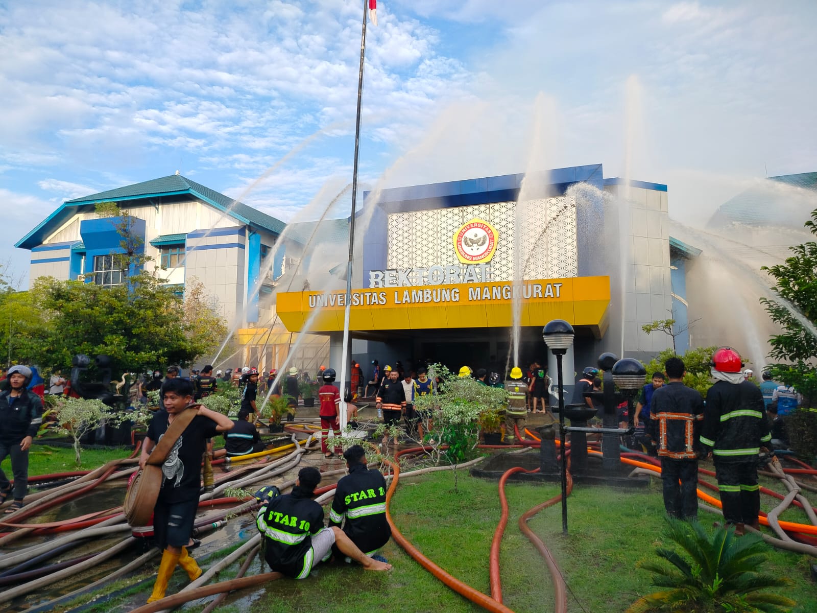 Sejumlah relawan melakukan pemadaman di Gedung Rektorat ULM Banjarmasin.