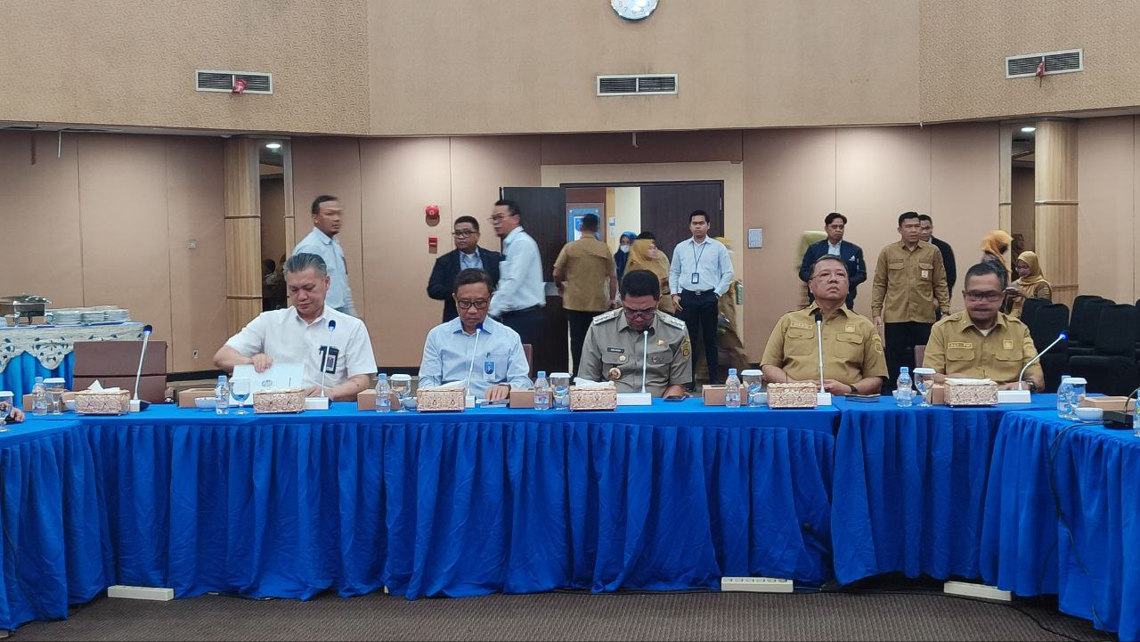 MOMENTUM: Wali Kota Samarinda Andi Harun (duduk, tengah) mengikuti rapat lanjutan KPBU RS Inche Abdoel Moeis di Bankaltimtara jelang tahap penandatanganan proyek, Senin (28/7).