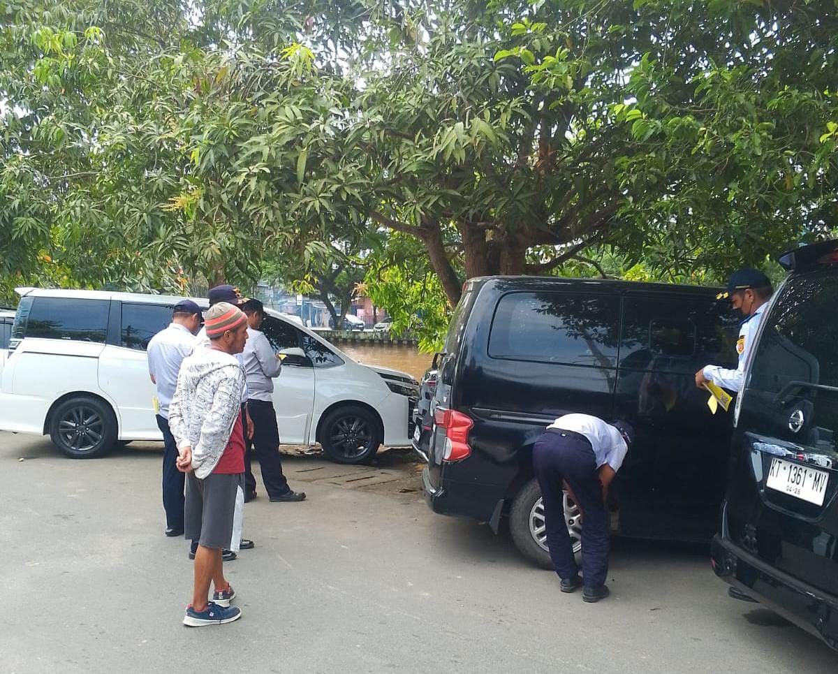 TINDAK: Dinas Perhubungan Samarinda kembali melakukan penertiban terhadap kendaraan yang parkir sembarangan di sejumlah titik di pusat kota, Senin (28/7). (IST)