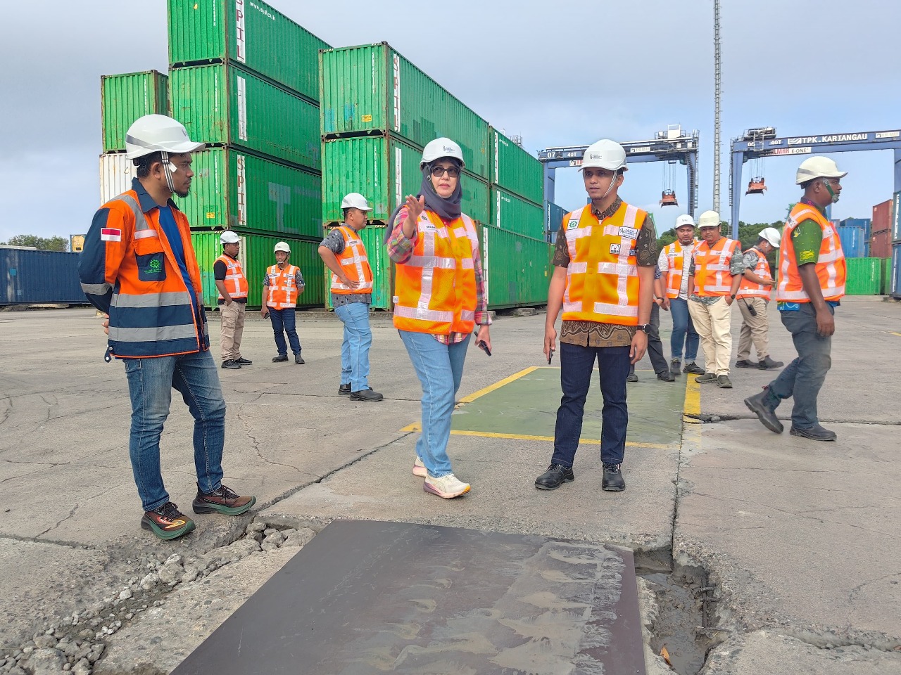 PANTAU LANGSUNG: Direktur Utama KKT Enriany Muis bersama jajaran manajemen meninjau area-area krusial seperti proses bongkar muat untuk memperkuat pengawasan keselamatan dan efisiensi di lapangan.